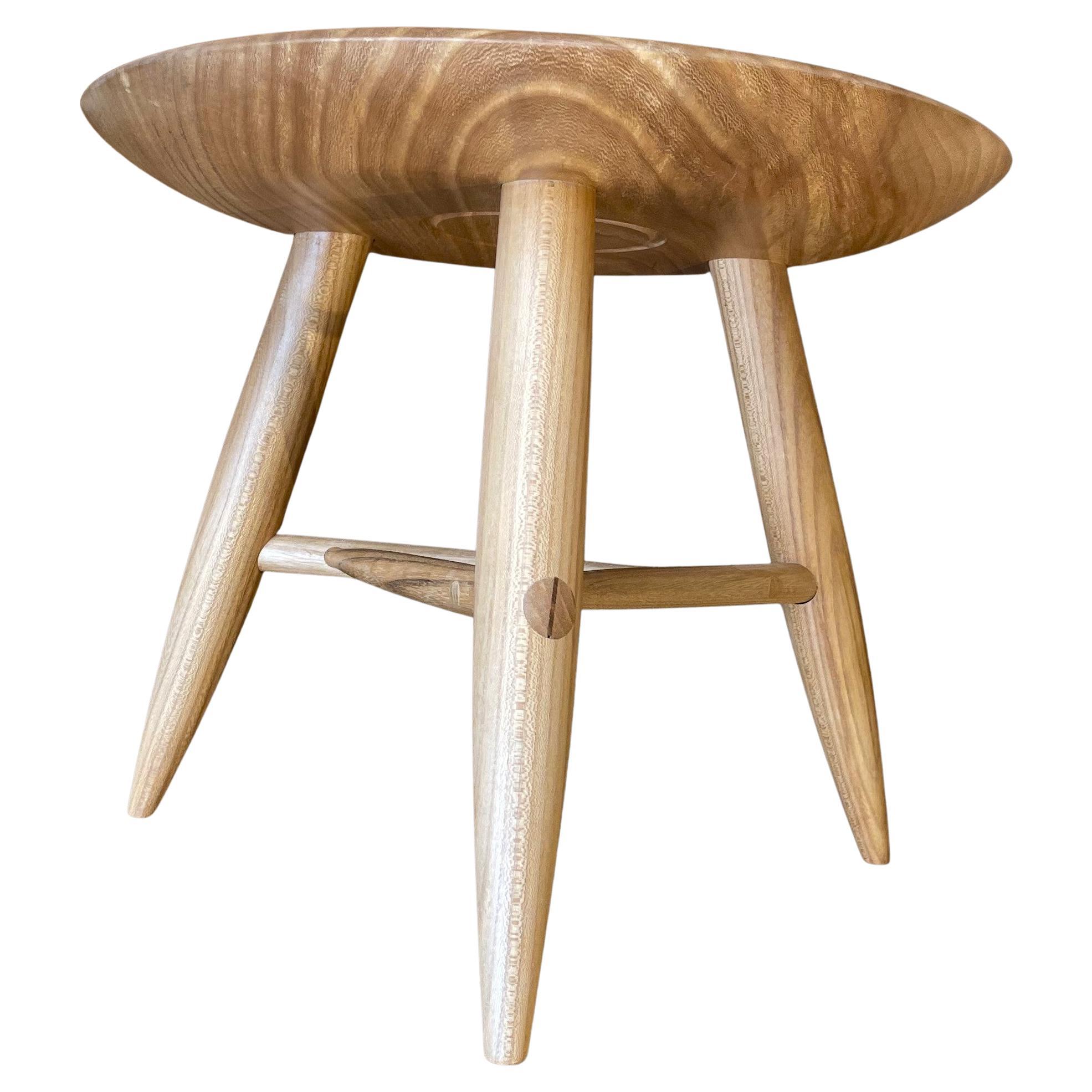 Precioso taburete de olmo del diseñador y escultor francés Ralph Ribour.  Este taburete refleja una artesanía de alta calidad hecha a mano con elegancia  juntas de madera y bonitas traviesas asimétricas de madera. Ralph Ribour es conocido por sus