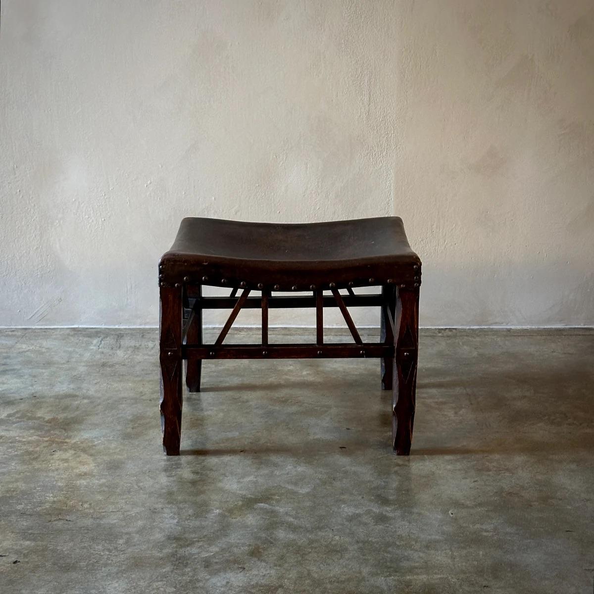 OAK Hocker (Ästhetizismus) im Angebot