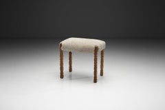 Sgabello in rovere con gambe intagliate e rivestimento in pelle di pecora, Danimarca, anni '70