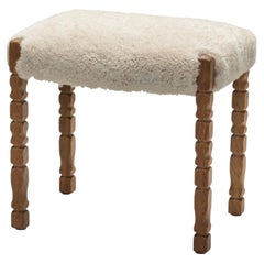 Sgabello in rovere con gambe intagliate e rivestimento in pelle di pecora, Danimarca, anni '70