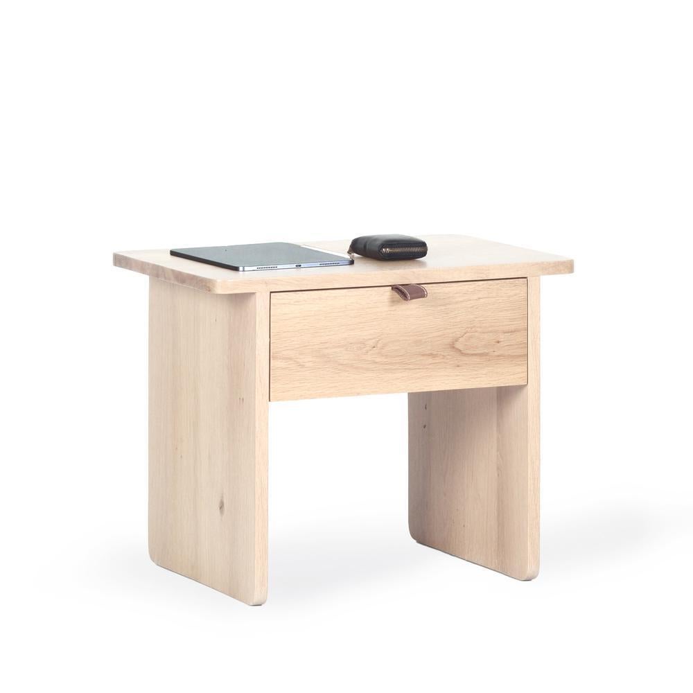 Le programme HOL JR. Série Tabouret en chêne avec tiroir / table de nuit se distingue par un design qui allie magistralement esthétique et fonctionnalité. Fabriqué en bois de chêne massif, sa durabilité et sa chaleur naturelle sont élégamment
