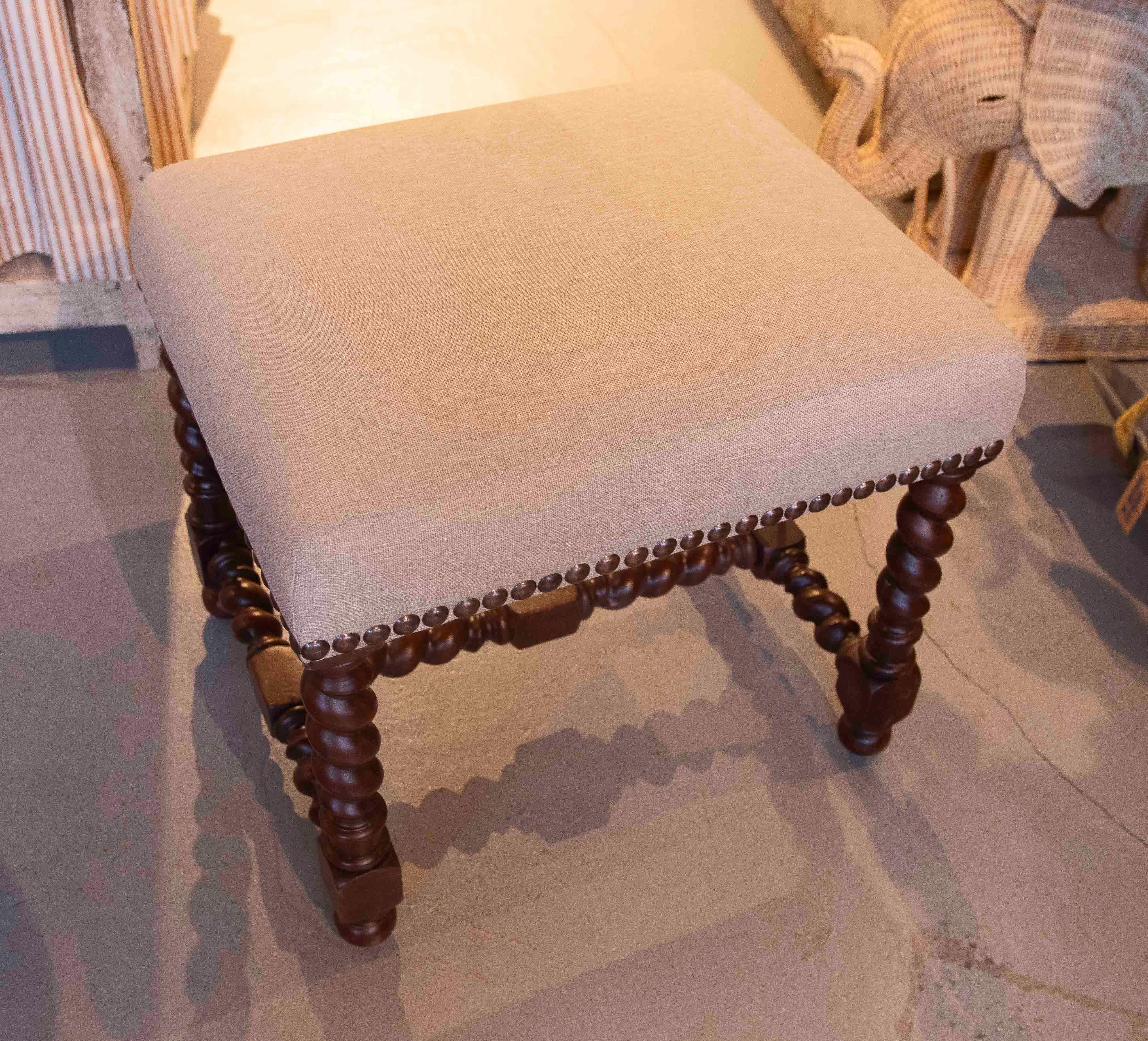 Tabouret en Oak avec pieds tournés en spirale et tapisserie en lin naturel en vente 3