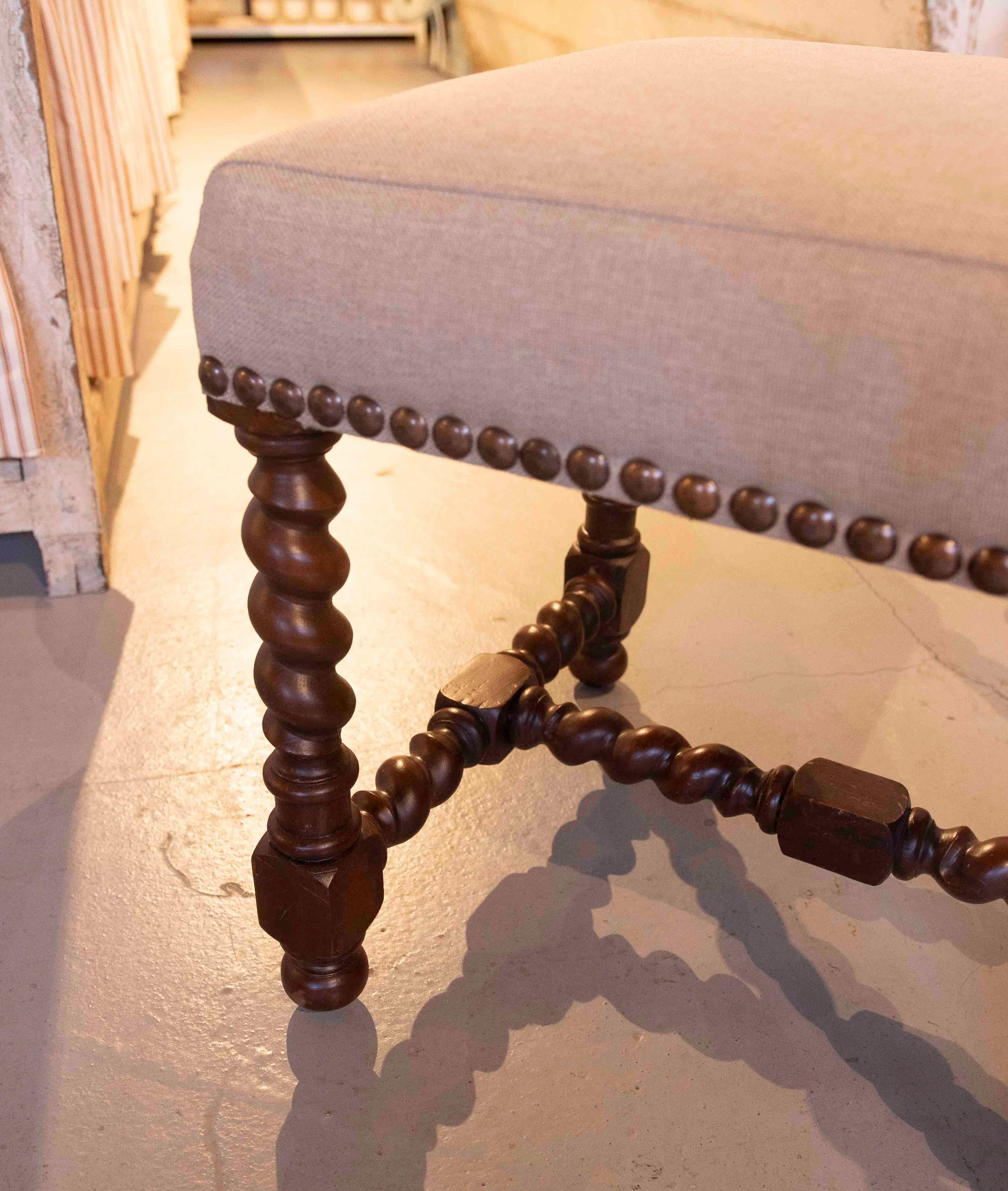Tabouret en Oak avec pieds tournés en spirale et tapisserie en lin naturel en vente 4