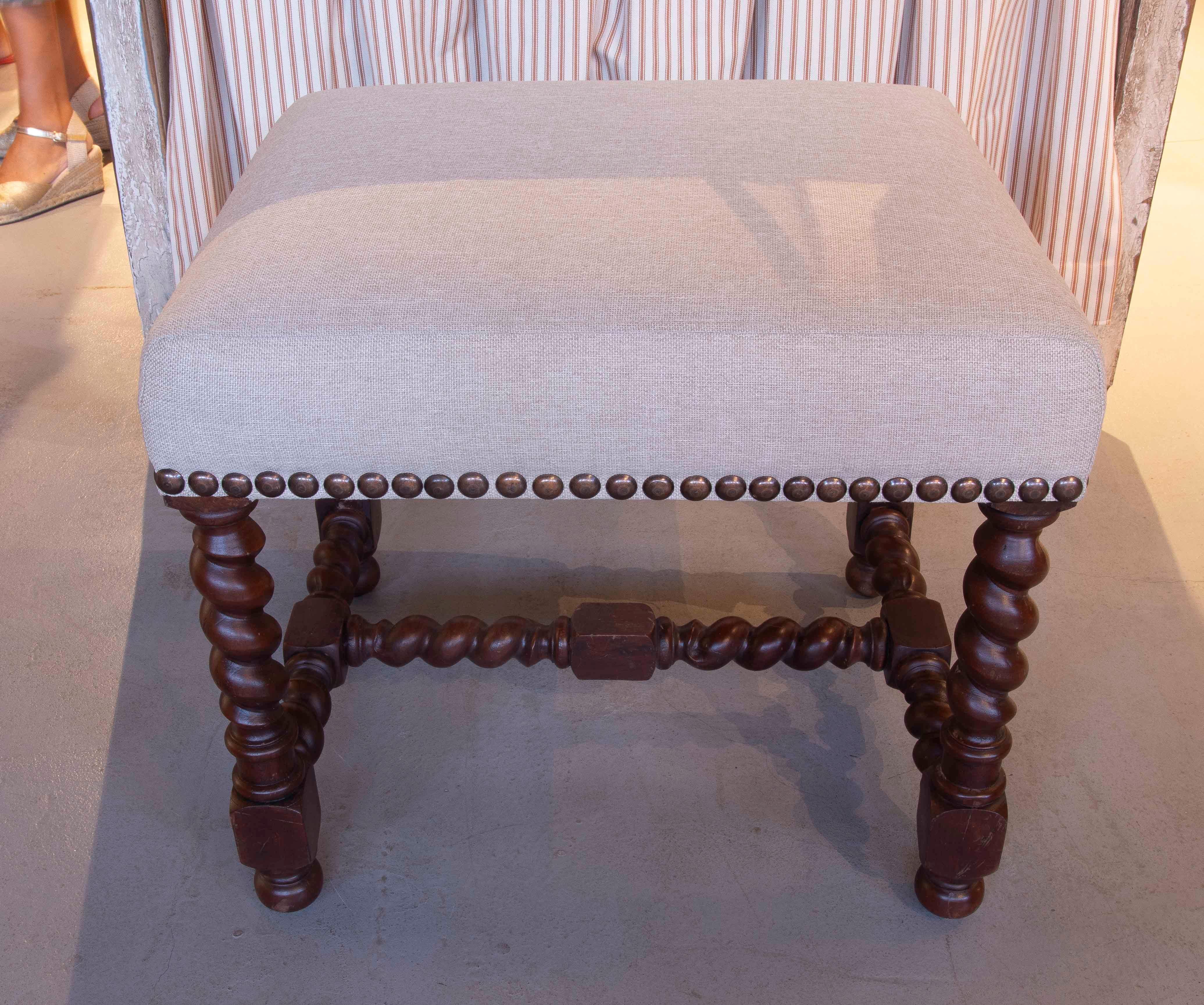 Un tabouret élégant au style classique renouvelé, doté d'une base en chêne foncé et de pieds tournés en spirale, également connus sous le nom de 