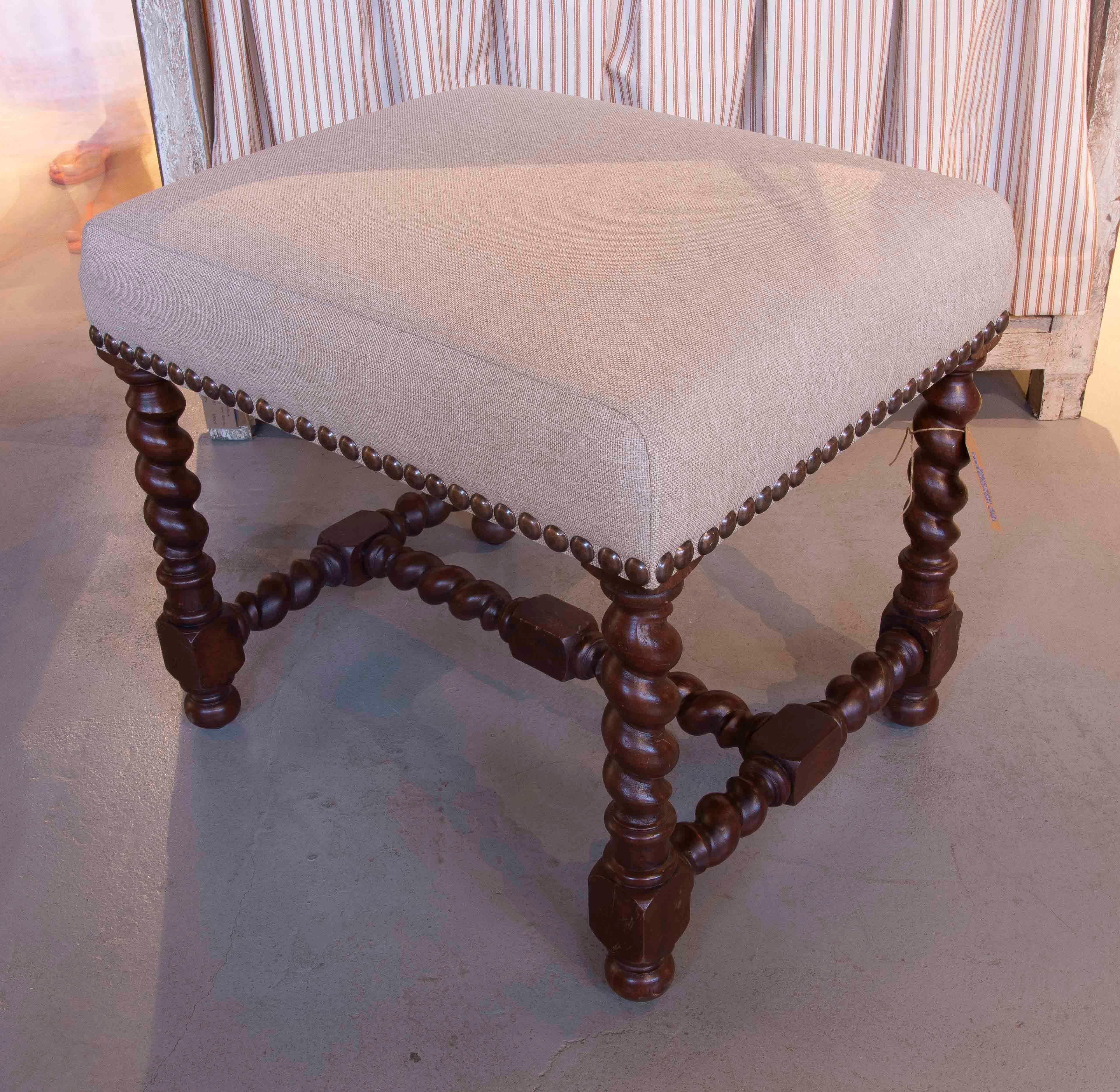 Espagnol Tabouret en Oak avec pieds tournés en spirale et tapisserie en lin naturel en vente