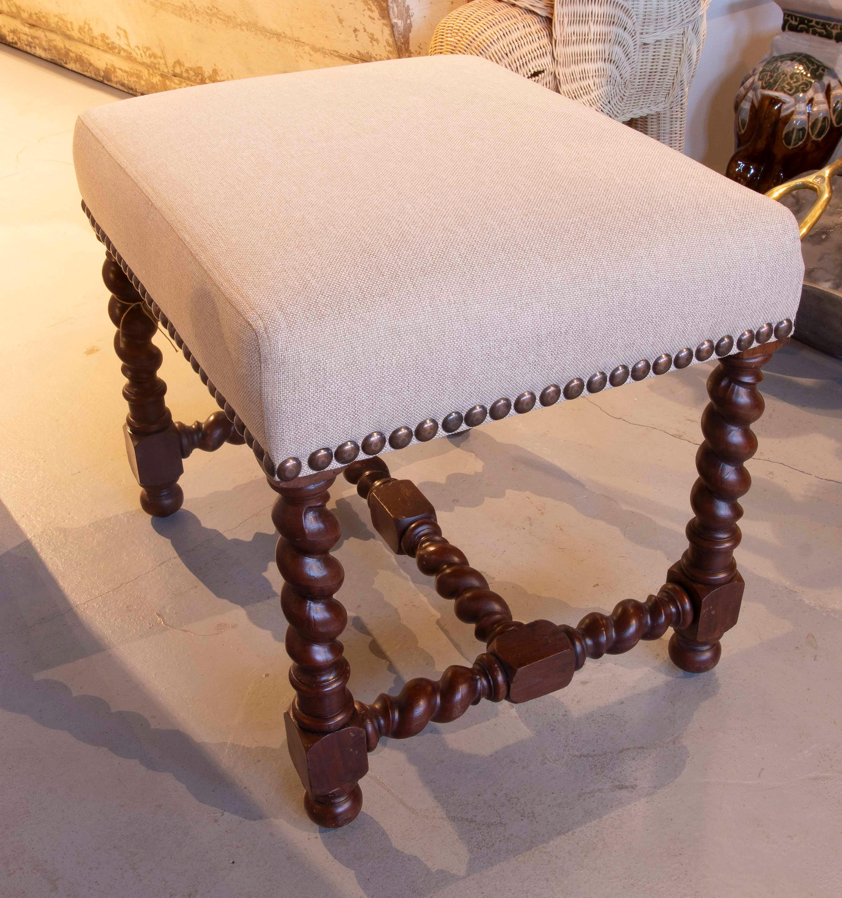 Sculpté à la main Tabouret en Oak avec pieds tournés en spirale et tapisserie en lin naturel en vente