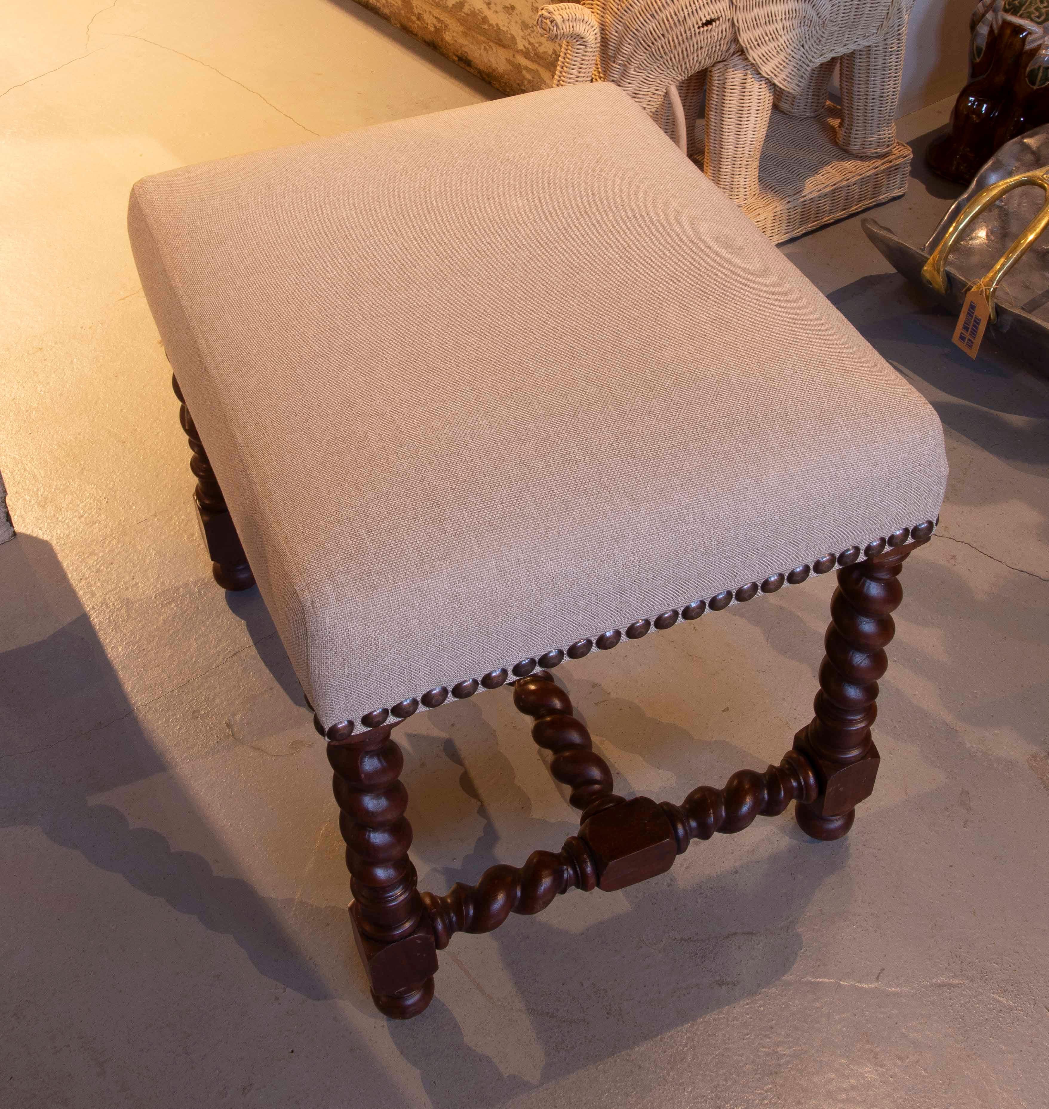 Tabouret en Oak avec pieds tournés en spirale et tapisserie en lin naturel Bon état - En vente à Marbella, ES