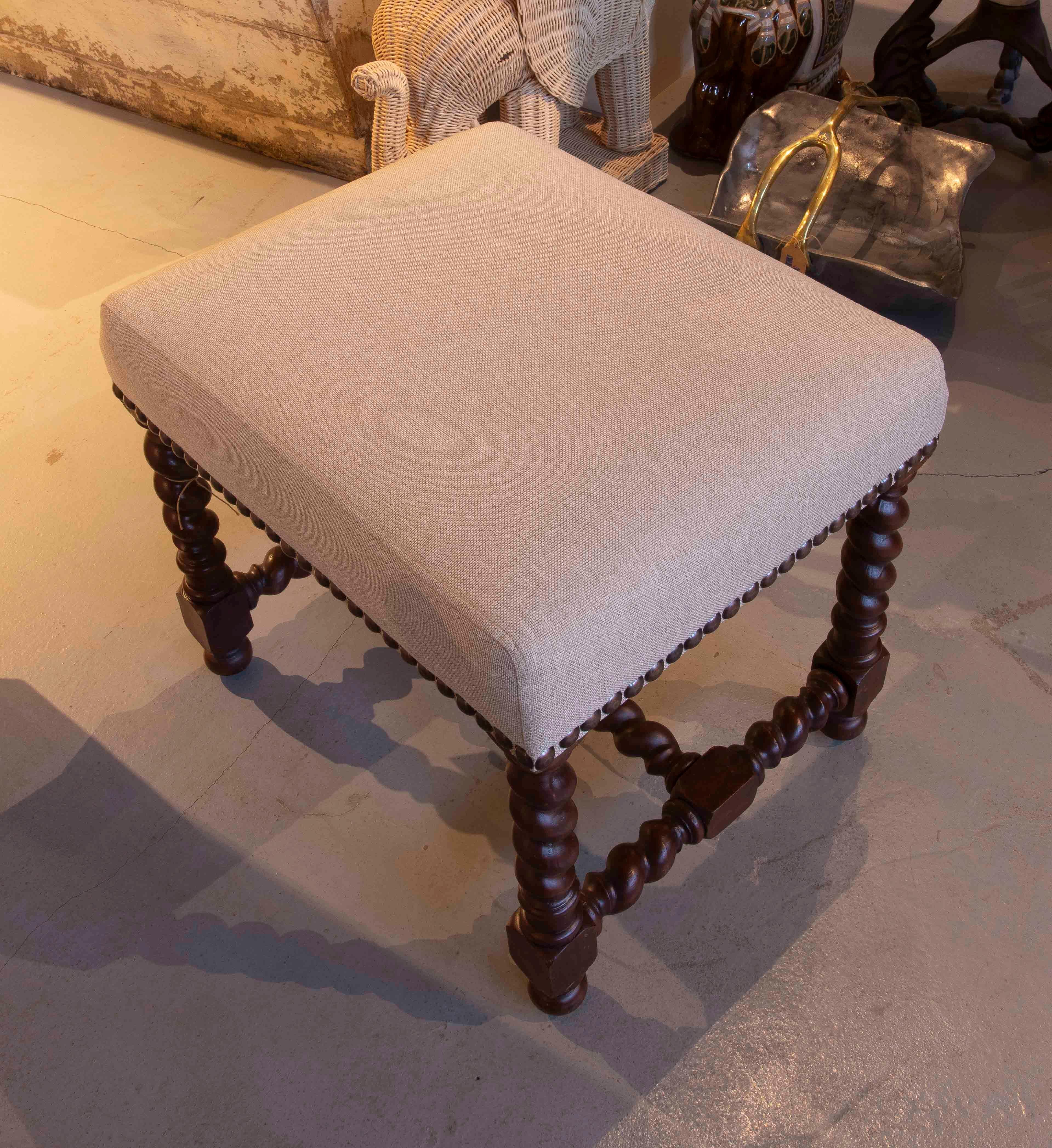 XXIe siècle et contemporain Tabouret en Oak avec pieds tournés en spirale et tapisserie en lin naturel en vente