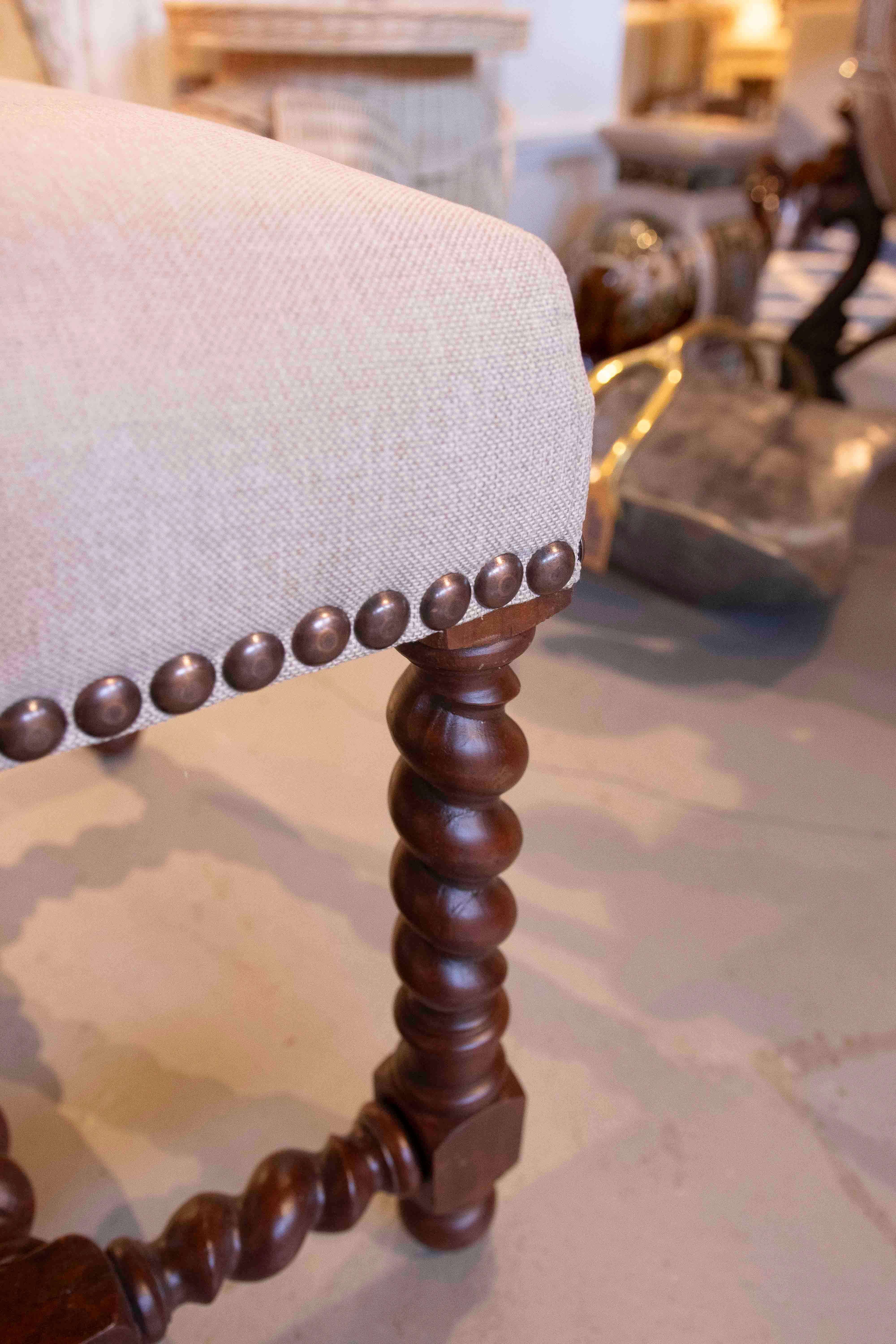 Tissu Tabouret en Oak avec pieds tournés en spirale et tapisserie en lin naturel en vente