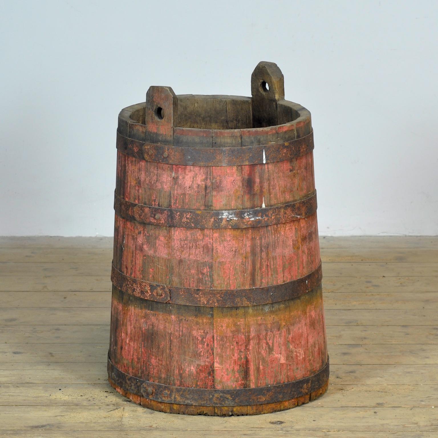 Autentico barile in Oak dall'aspetto robusto e rustico. Questo robusto barile è realizzato in solido legno di Oak e rinforzato con bande di ferro per una maggiore durata. L'invecchiamento naturale del legno gli conferisce un aspetto caratteristico e