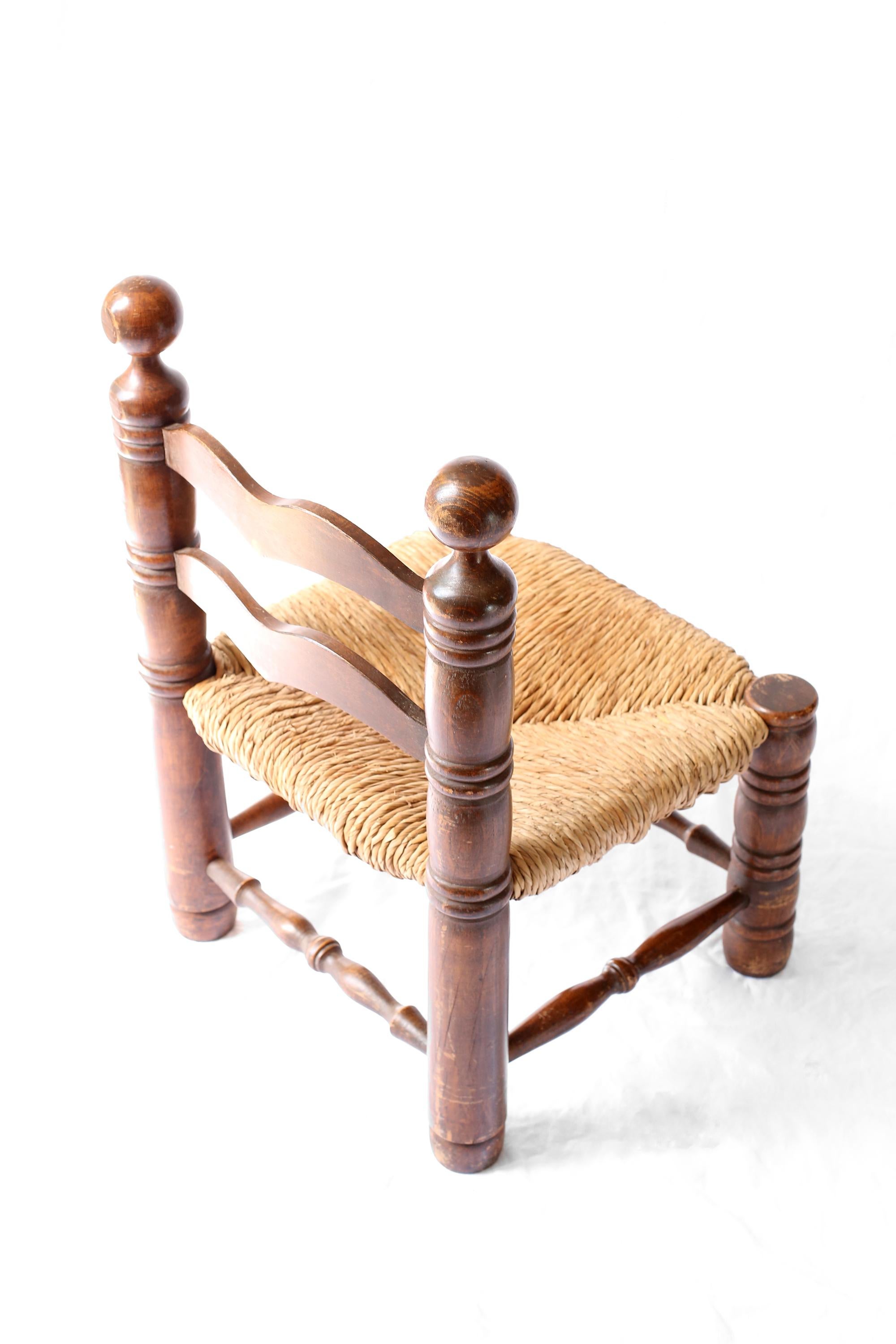 Silla de chimenea de roble y paja a la manera de Charles Dudouyt, francesa, d. C. 1940 en venta 1