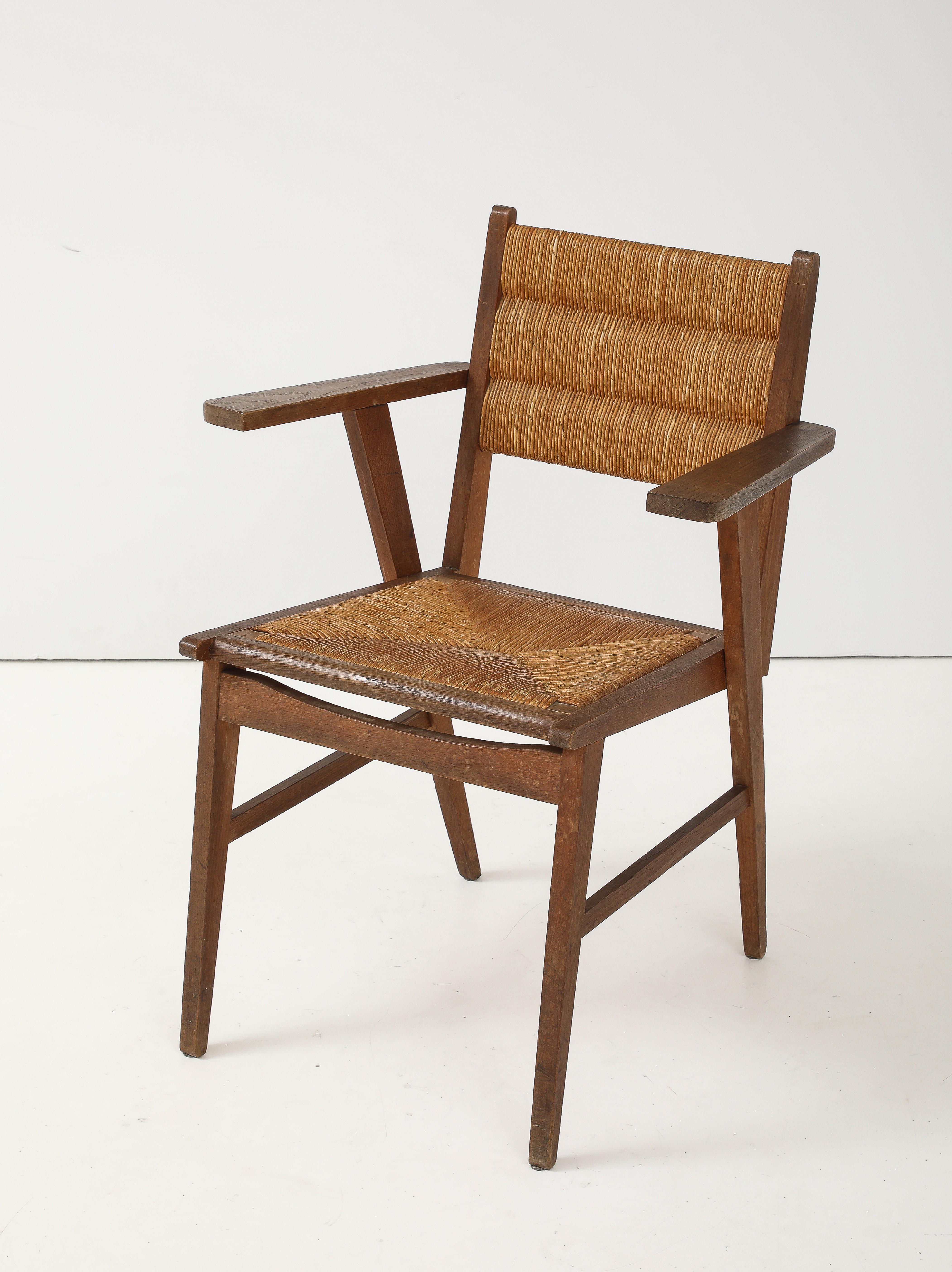 Französischer Sessel der Moderne aus Eiche und Stroh, Frankreich, um 1950 (Moderne der Mitte des Jahrhunderts) im Angebot