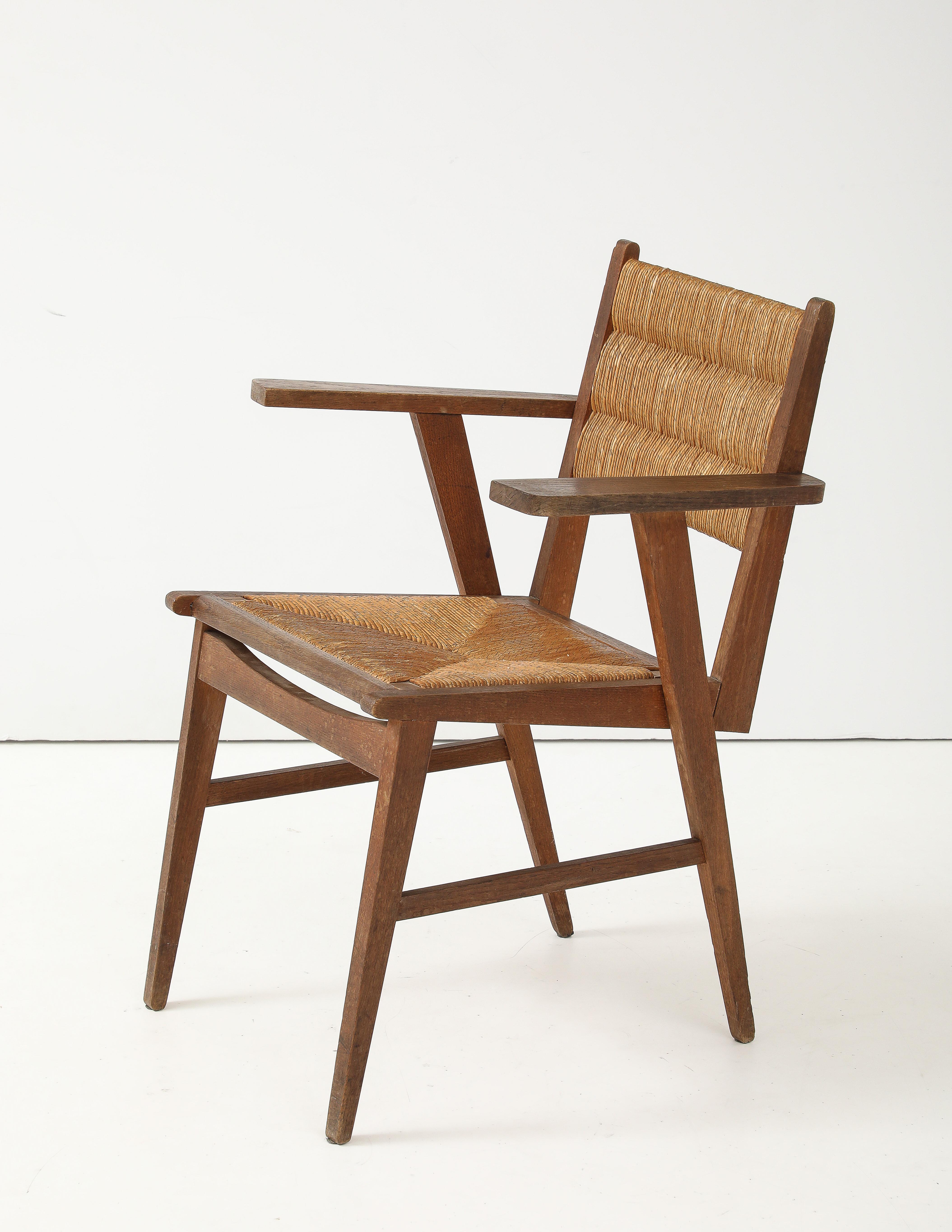 Französischer Sessel der Moderne aus Eiche und Stroh, Frankreich, um 1950 (Mitte des 20. Jahrhunderts) im Angebot