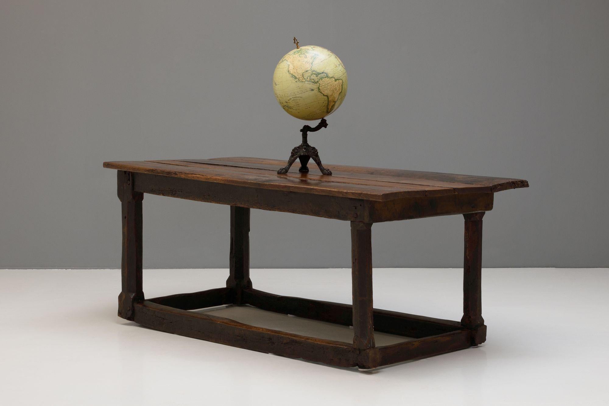 Table à traverse en chêne avec plateau en planches plus tardif. Vers 1700
H 73cm x L 173cm x P 89cm/93cm (AH 59cm)