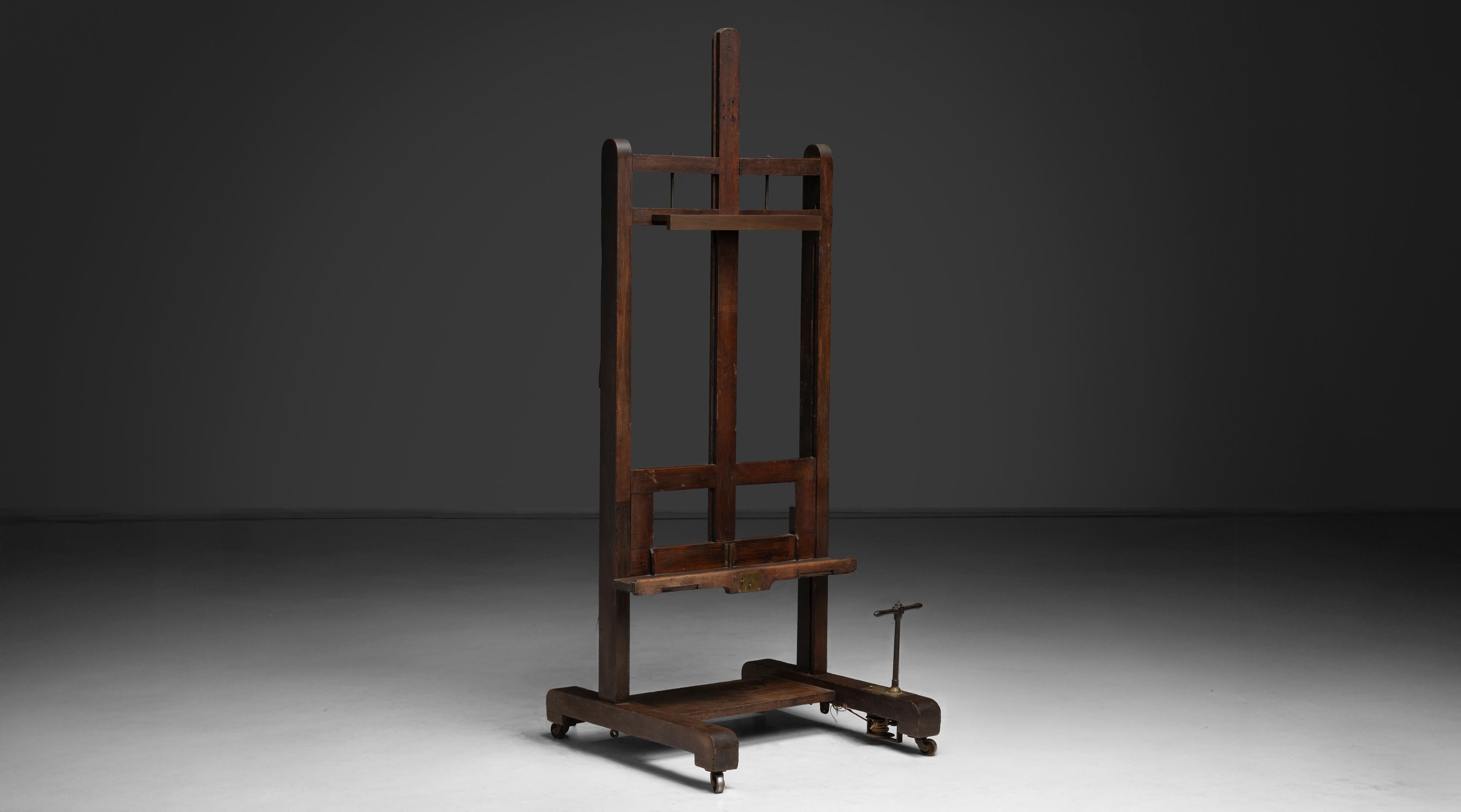 Cavalletto in Oak
Francia, 1929
Cavalletto da studio con sistema a carrucola e targhetta in ottone incisa.
34 