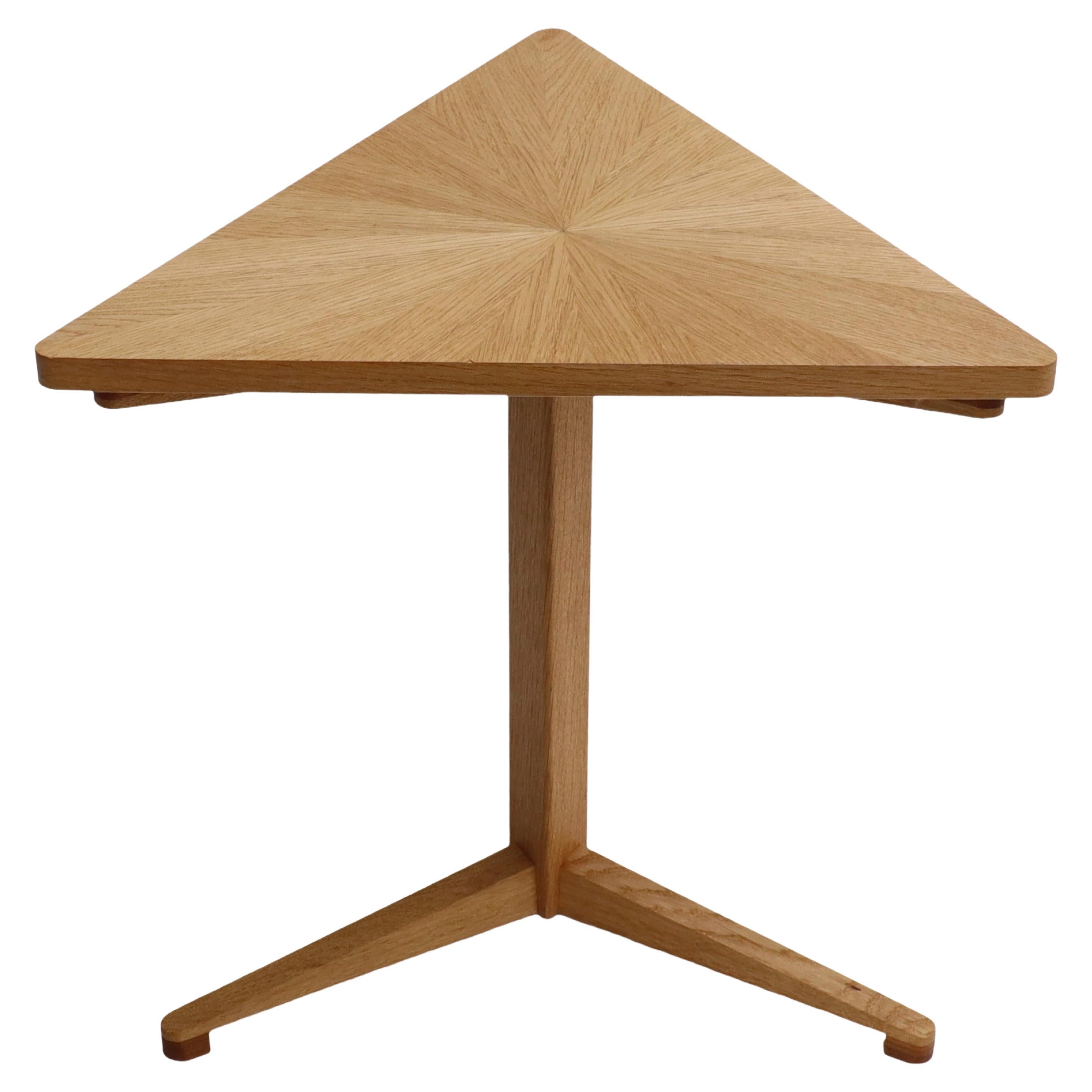 Ce guéridon triforme en chêne à décor ensoleillé a été fabriqué avec le plus grand soin et la plus grande attention aux détails. Inspirées du design minimaliste contemporain, ses lignes nettes et épurées et sa symétrie ajoutent équilibre et harmonie