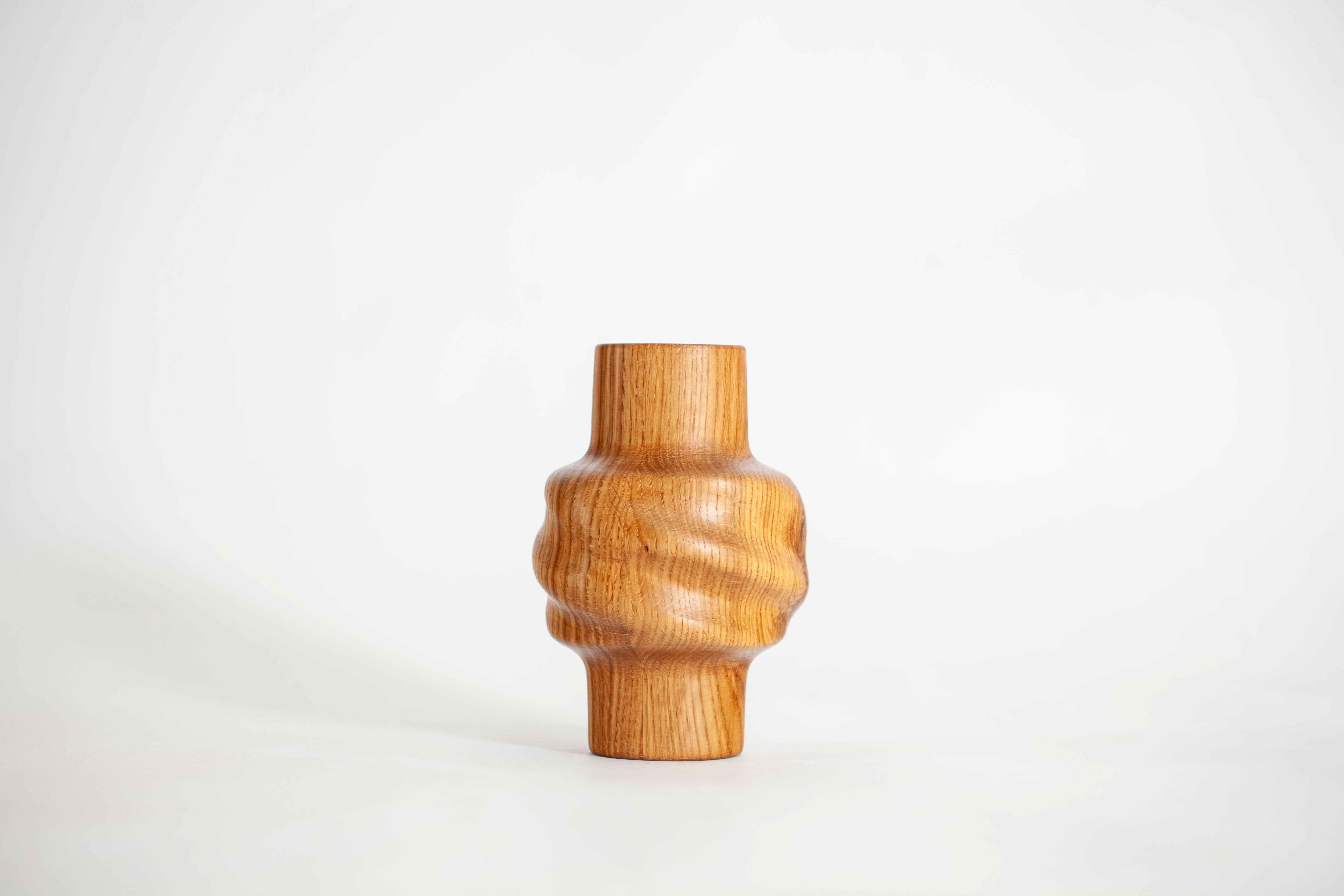 Jarrón Svitok de madera recuperada de roble Tallado a mano en venta