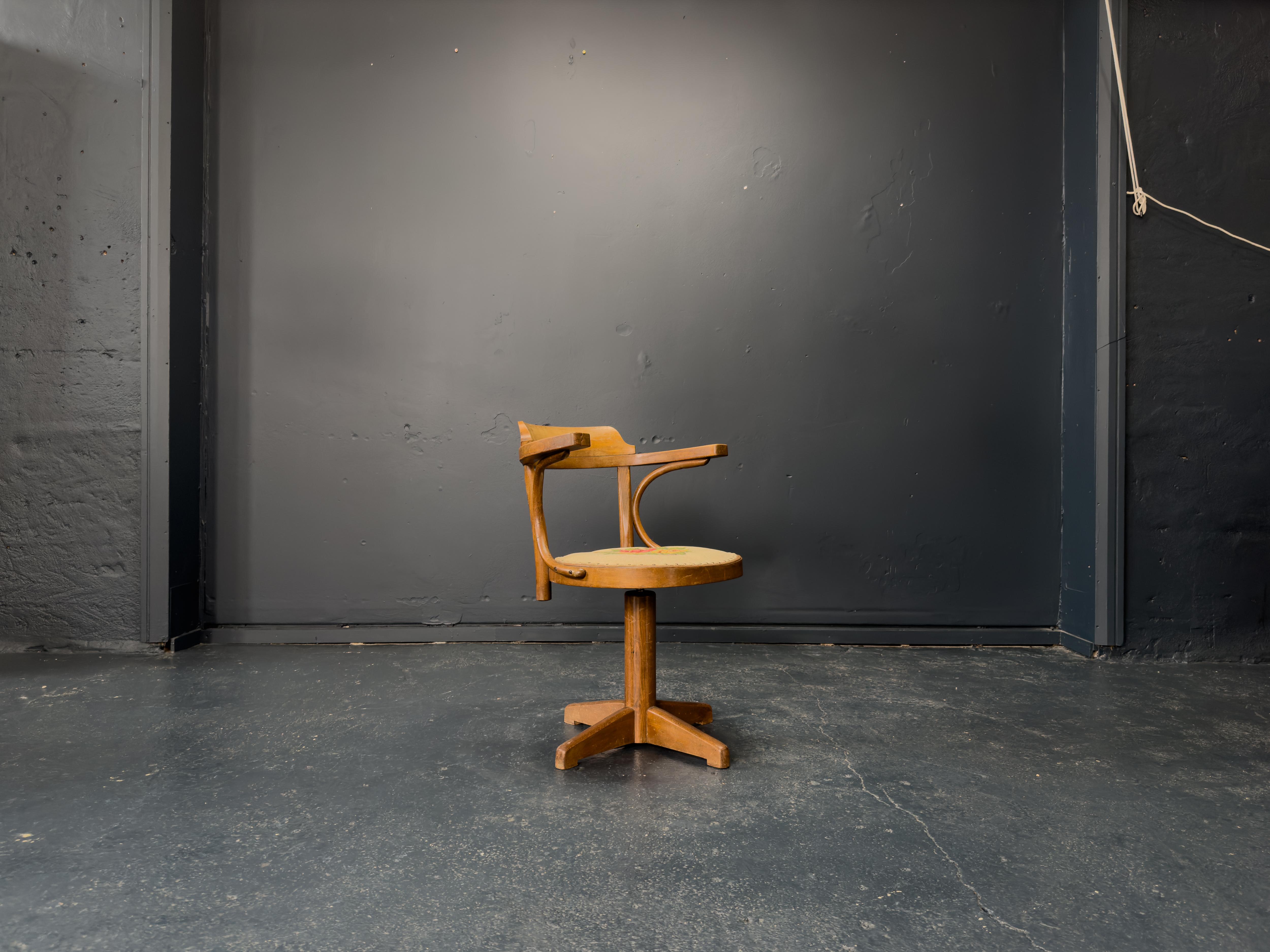 OAK Drehstuhl mit Tapestry Sitz (Moderne der Mitte des Jahrhunderts) im Angebot