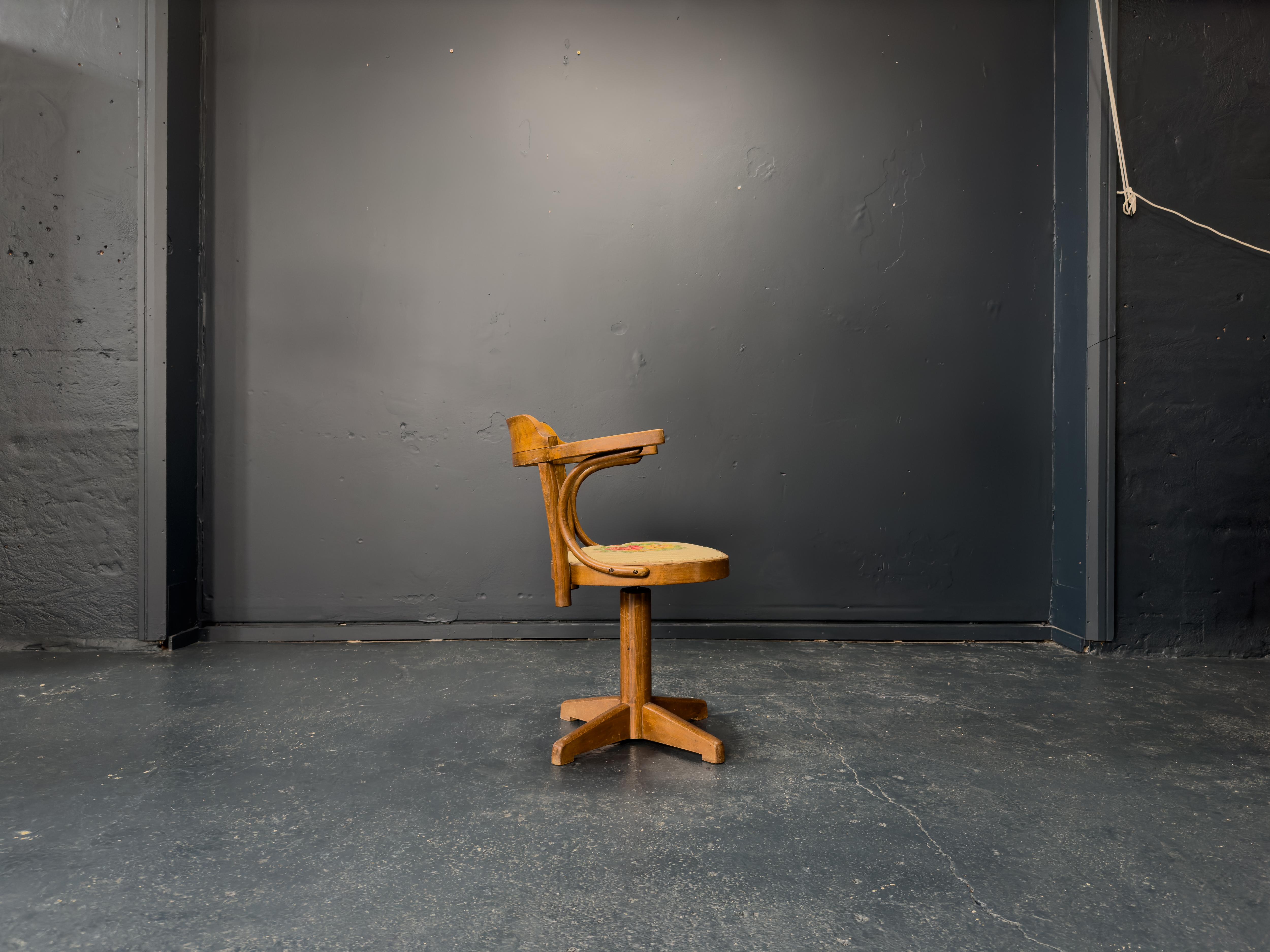 OAK Drehstuhl mit Tapestry Sitz (Dänisch) im Angebot
