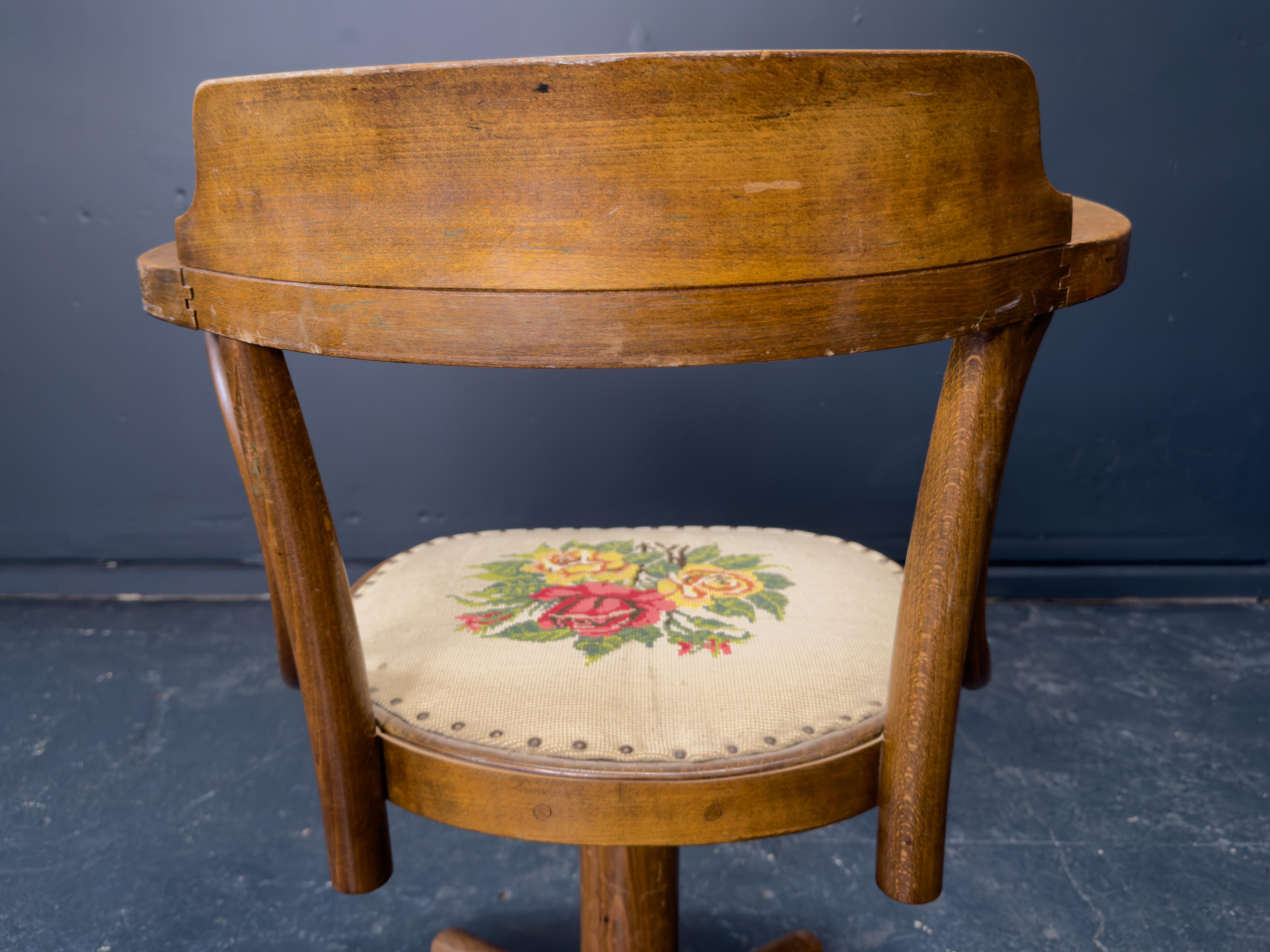OAK Drehstuhl mit Tapestry Sitz im Zustand „Gut“ im Angebot in London, GB