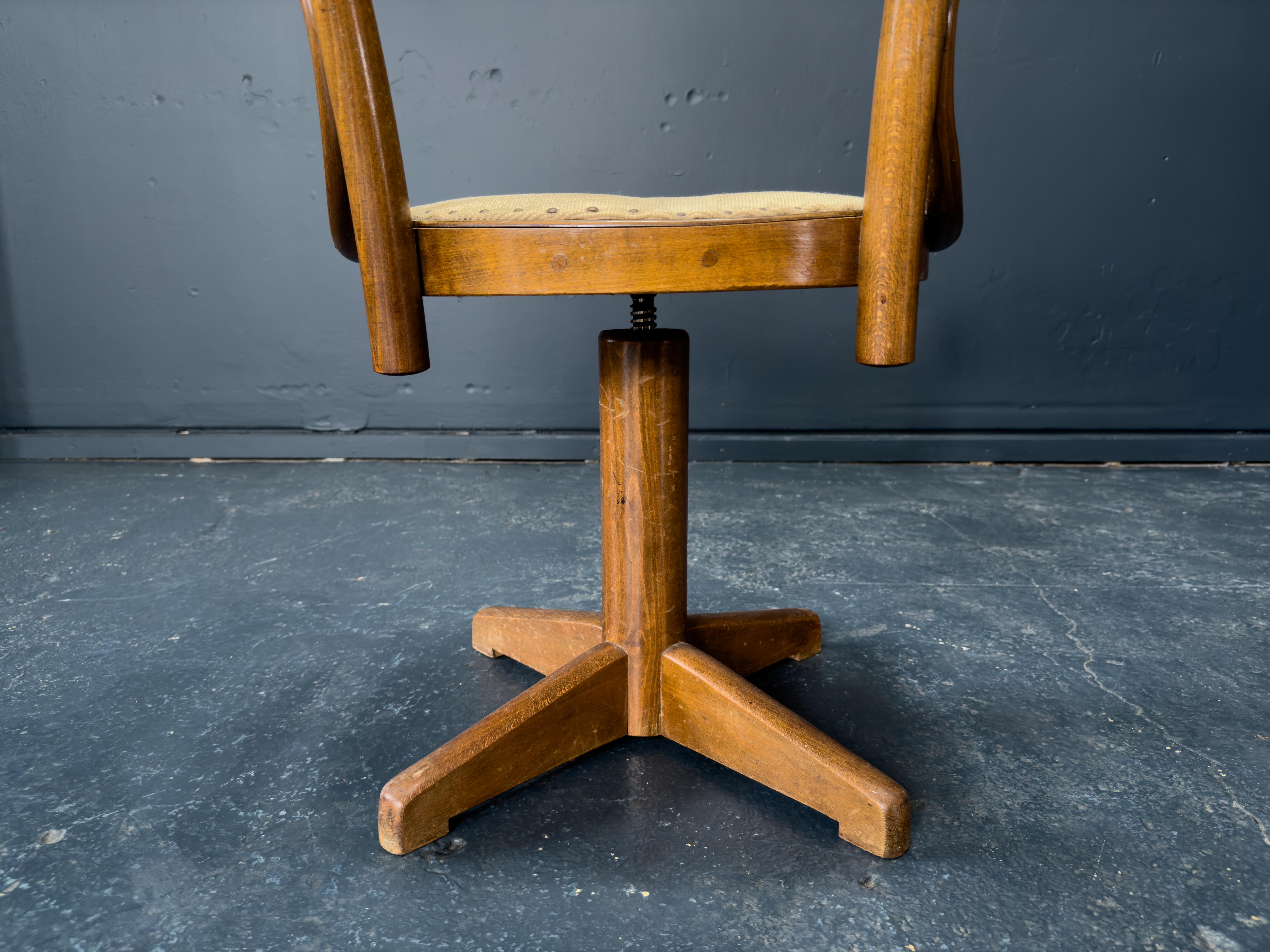 OAK Drehstuhl mit Tapestry Sitz (Mitte des 20. Jahrhunderts) im Angebot