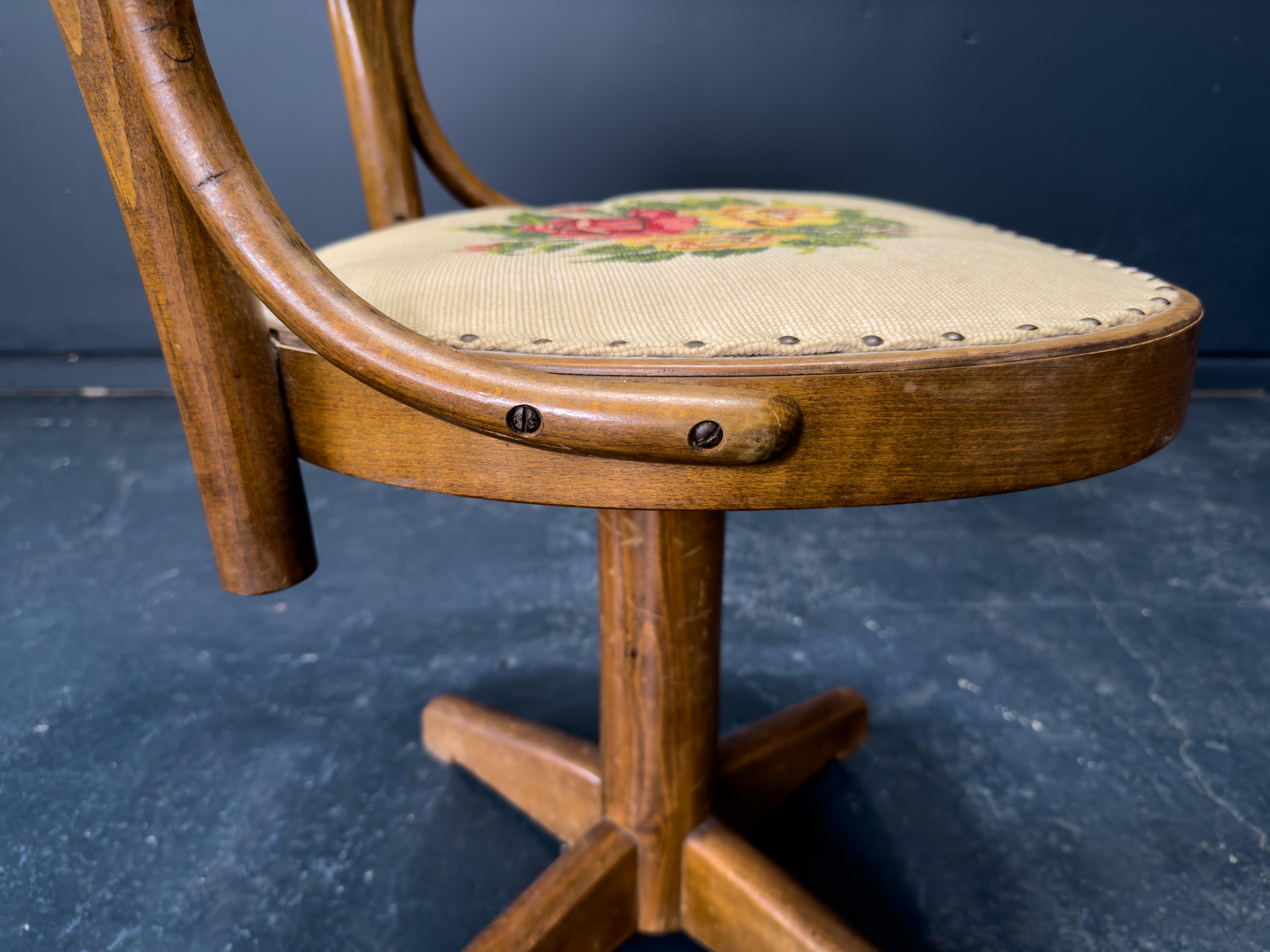 OAK Drehstuhl mit Tapestry Sitz im Angebot 1