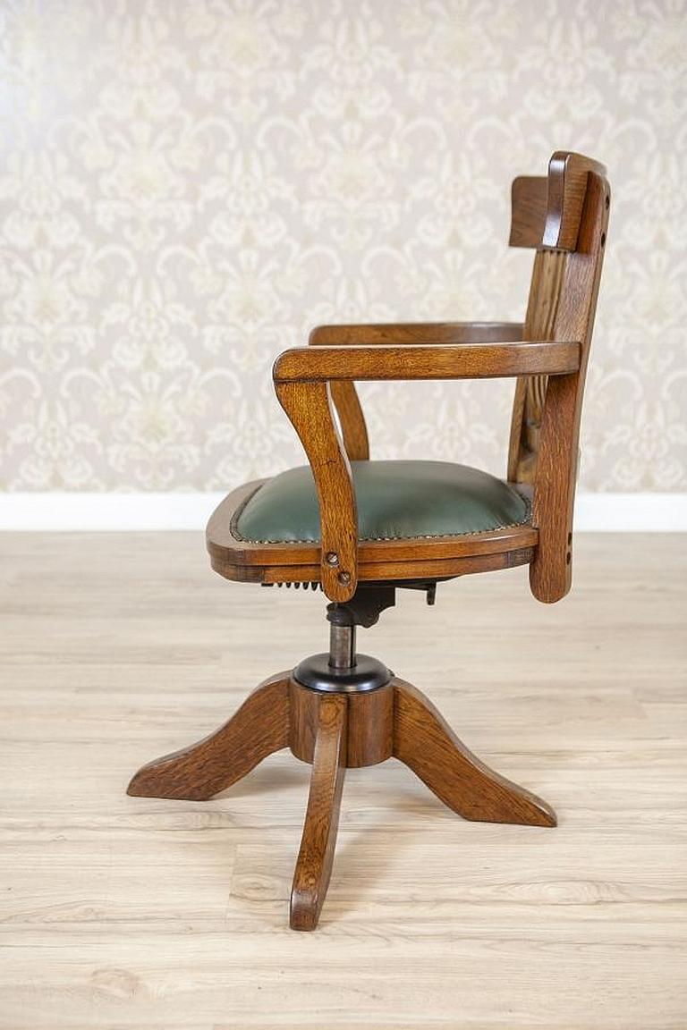 Oak swivel desk chair from the early 20th century with green leather seat.

We present a swivel chair desk with a backrest made of vertical bolections and a seat upholstered with leather. Moreover, the seat is finished with tacks. The whole is