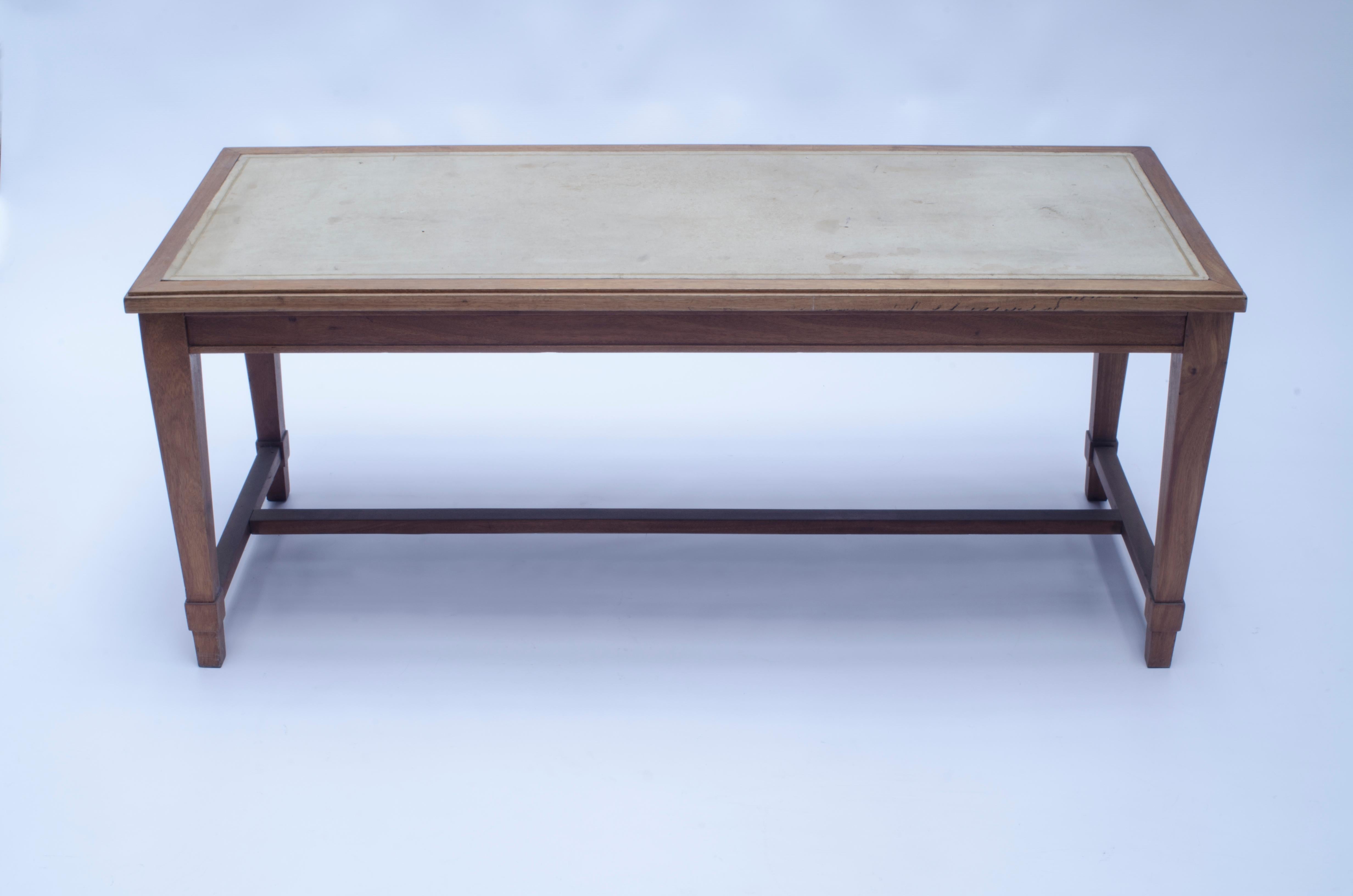 Tisch aus Eichenholz mit Lederplatte und goldener Vignette. Entwurf von Jean-Michel Frank (1895-1941), hergestellt von CASA COMTE (1932-1960), nummeriert 6760.

Argentinien, CIRCA 1940.