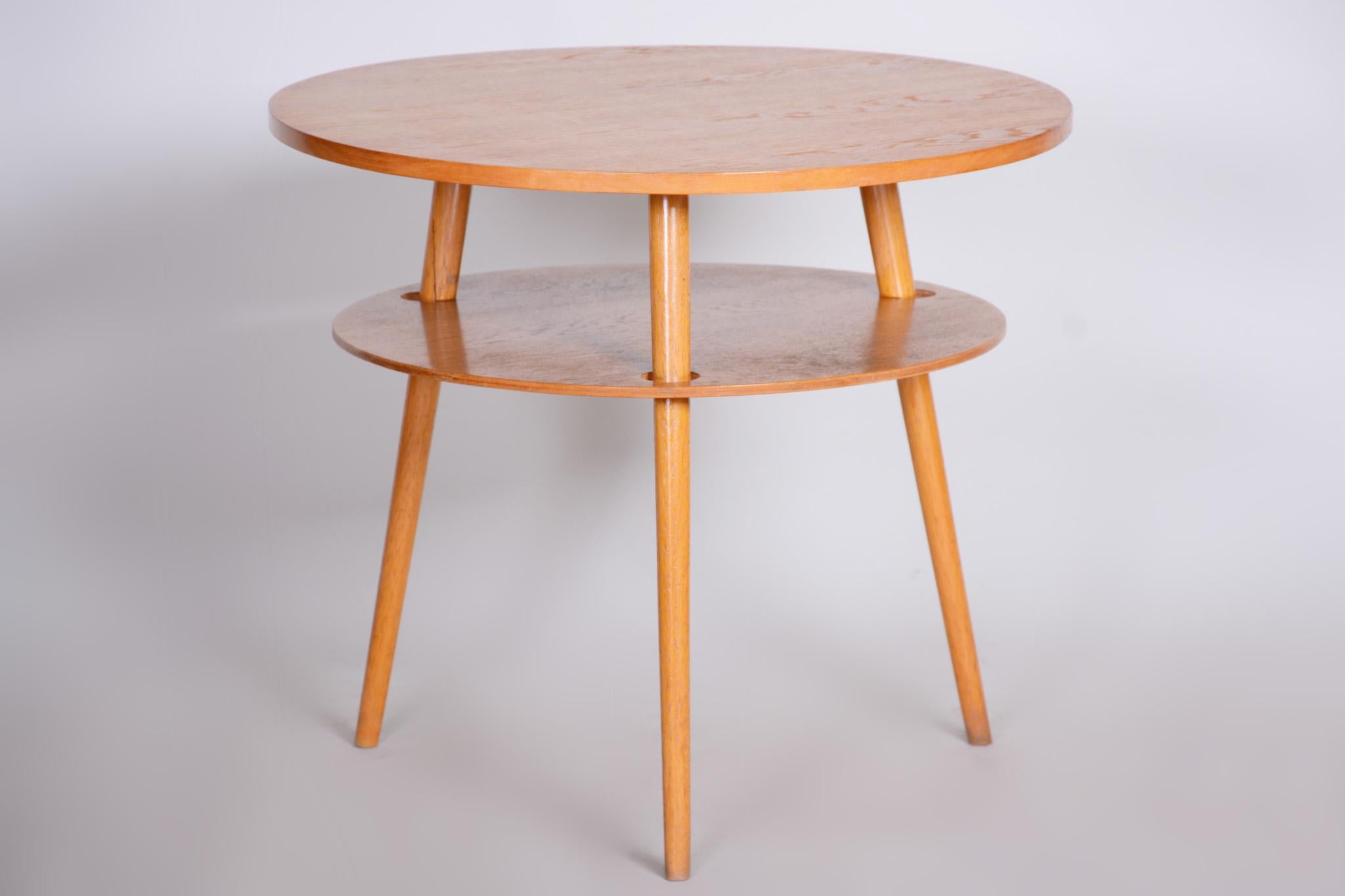 Small table, made in Czechia
Czech Mid-Century Modern 
Material: Oak
Period: 1950-1959.