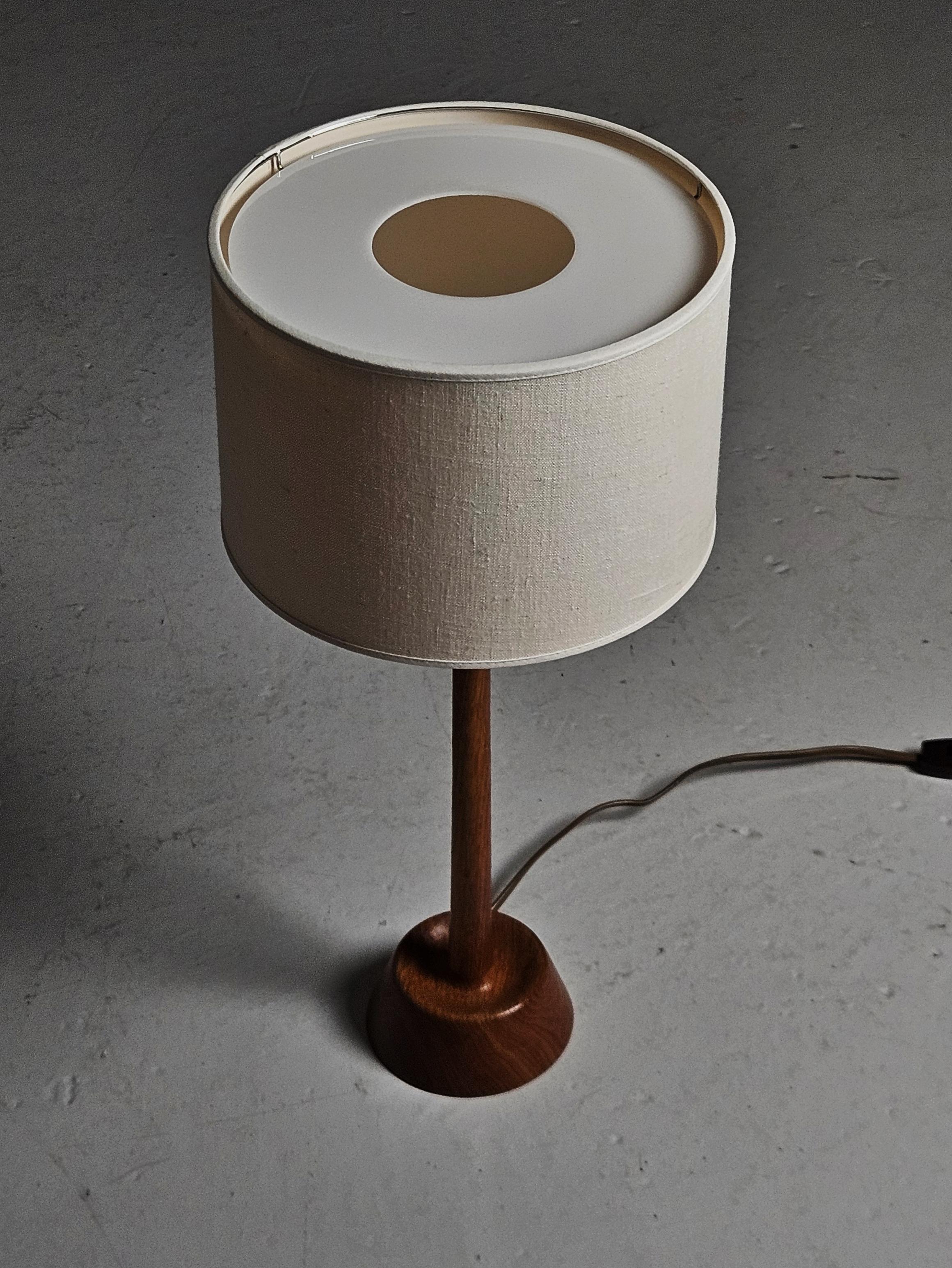 Lampe de table produite par Luxus Vittsjö, Suède, dans les années 1960. Conçu par Uno & Östen Kristiansson. 

Un design épuré en chêne massif sur un pied sculpté. Lumière douce avec diffuseur en plastique. 