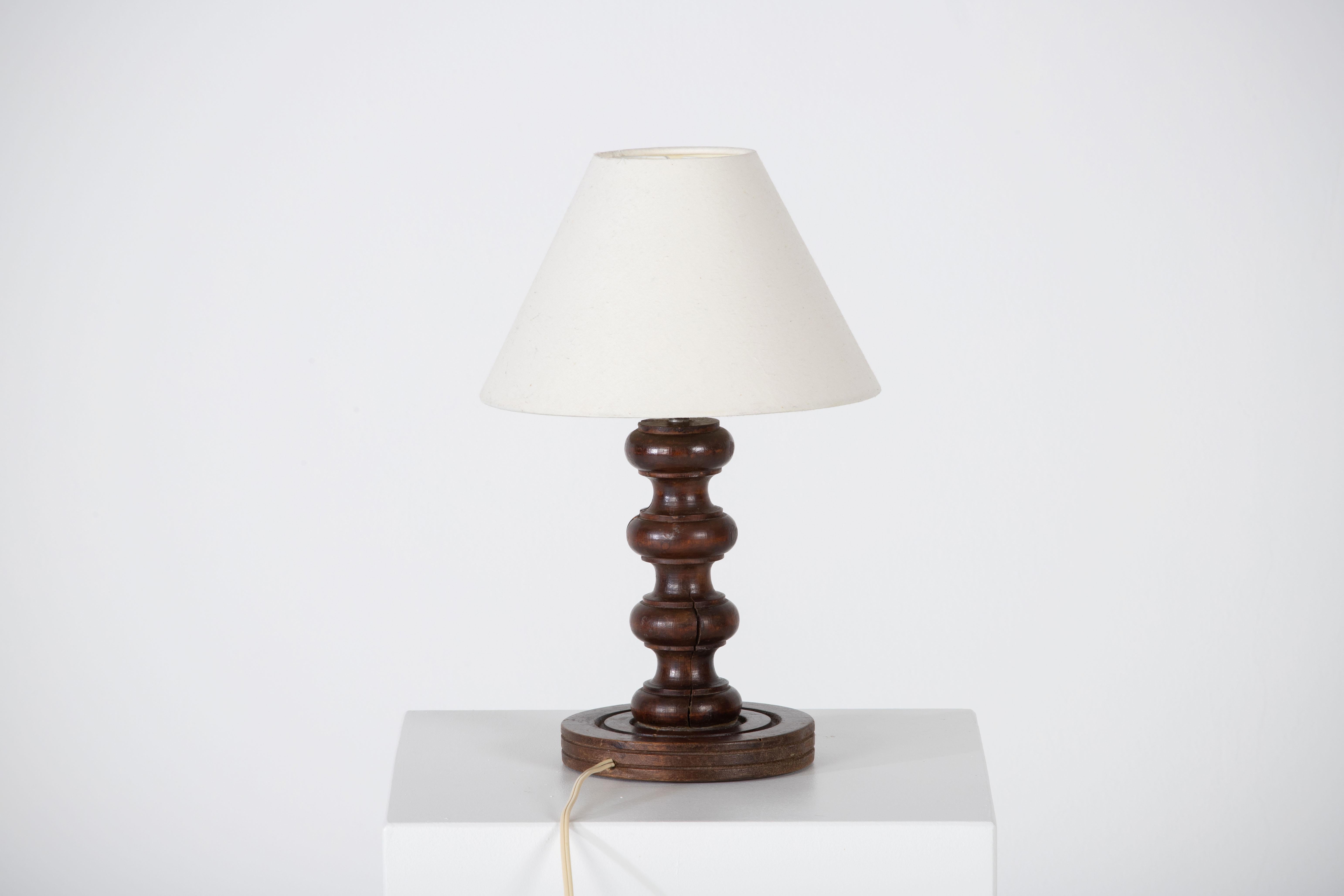 Lampe de table en chêne sculpté à la main des années 1950.

Vendu sans abat-jour.
 