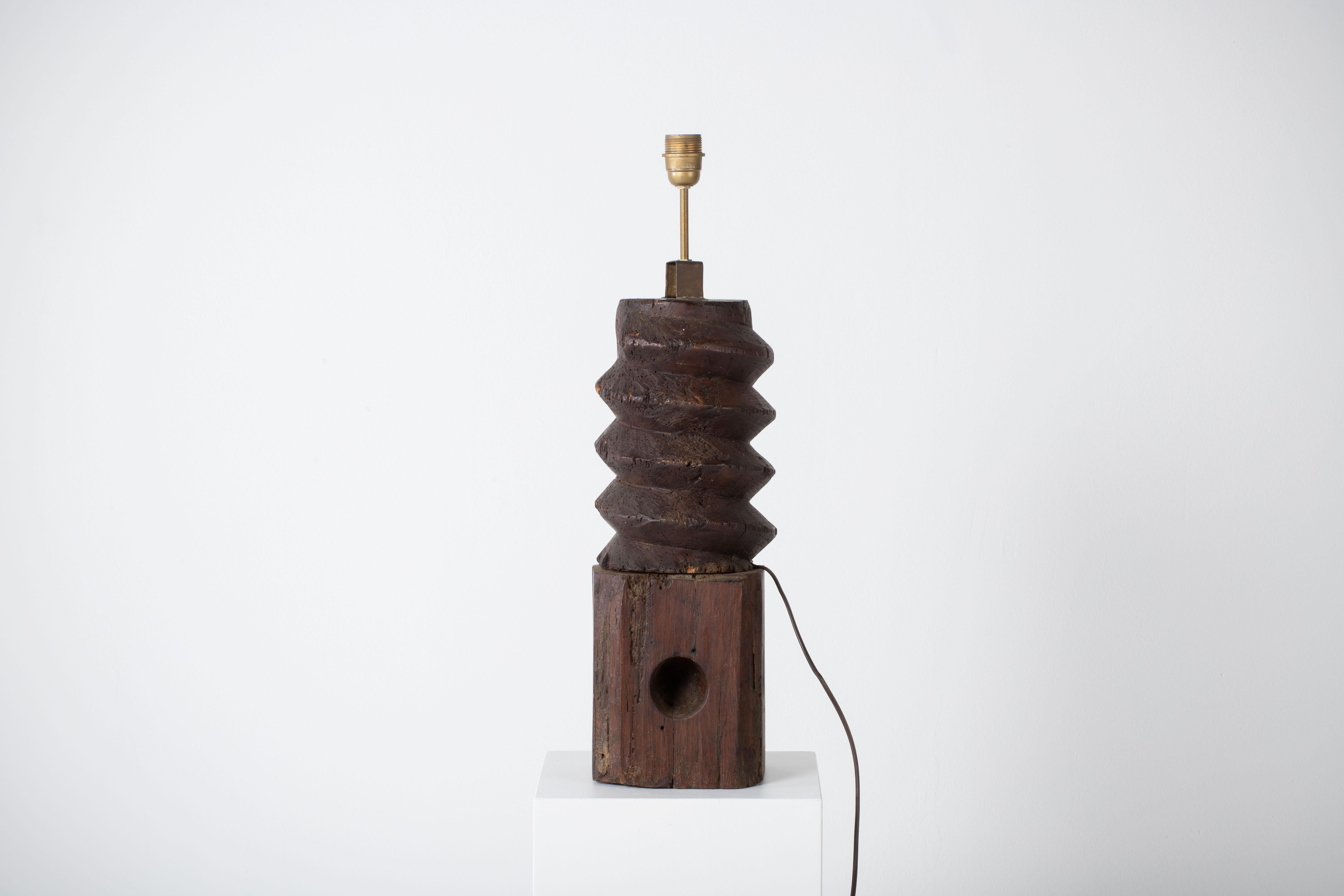 Lampe de table des années 1940 en chêne sculpté à la main dans le style de Charles Dudouyt avec des accessoires en laiton.

Vendu sans abat-jour.
 