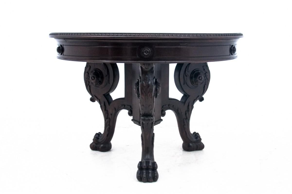 Table ancienne en chêne sur pattes de lion

Origine : Europe occidentale, vers 1920.

La table a été rénovée et est en très bon état

Dimensions : hauteur 68 cm / diamètre 100 cm