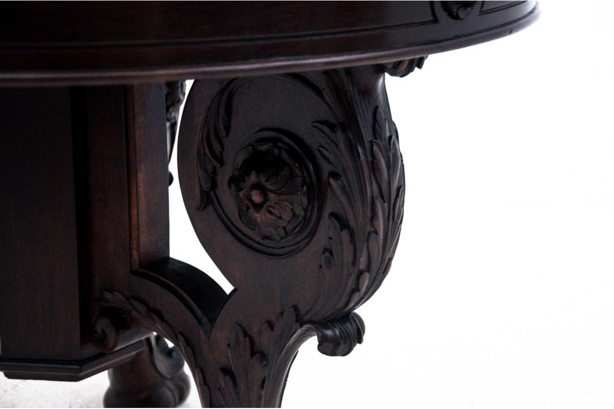 Début du 20ème siècle Table en Oak sur pattes de lion, Europe occidentale, vers 1920. en vente