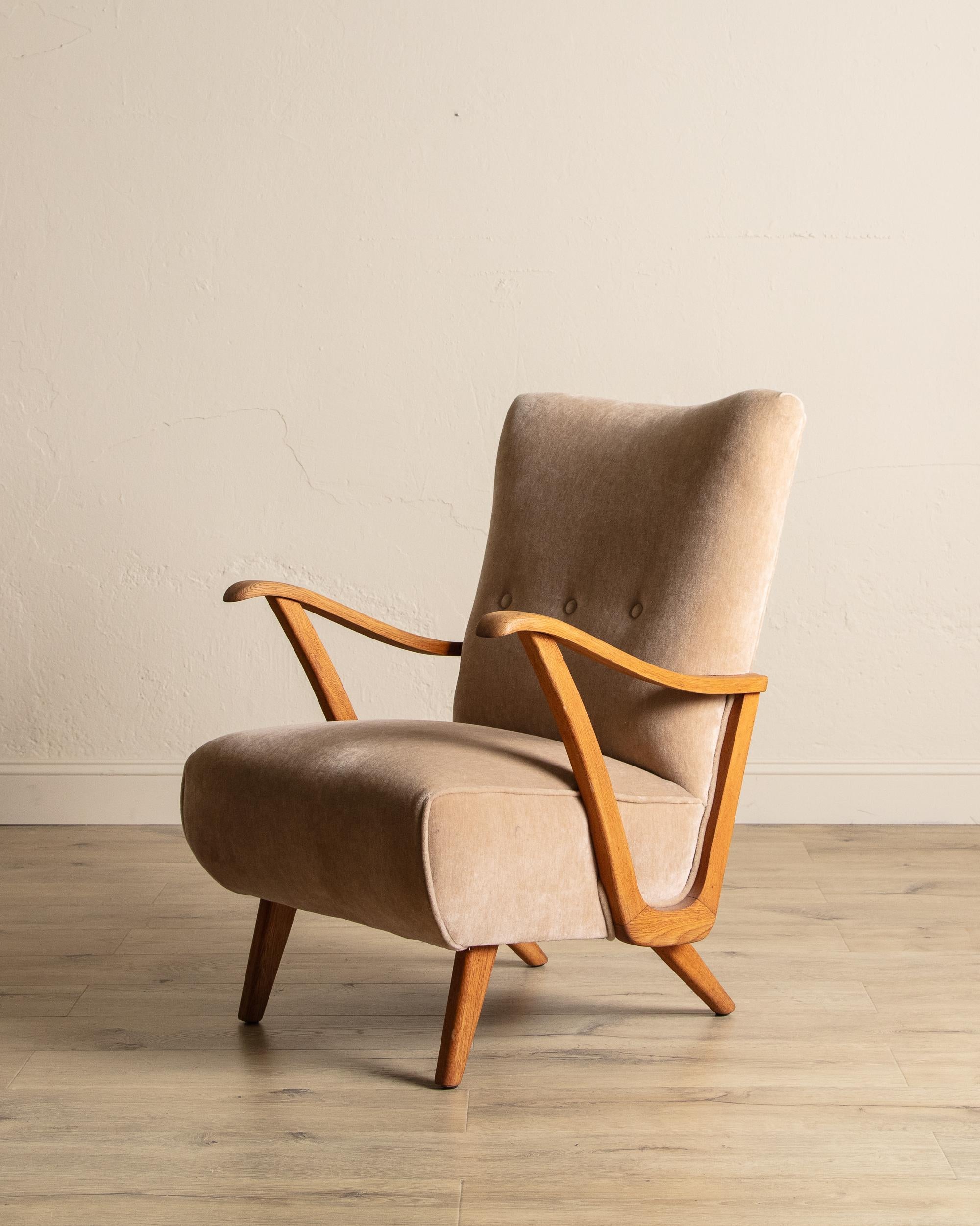Eiche & Taupe Mohair Lounge Chair, Schweden, 1940er Jahre (Moderne der Mitte des Jahrhunderts) im Angebot