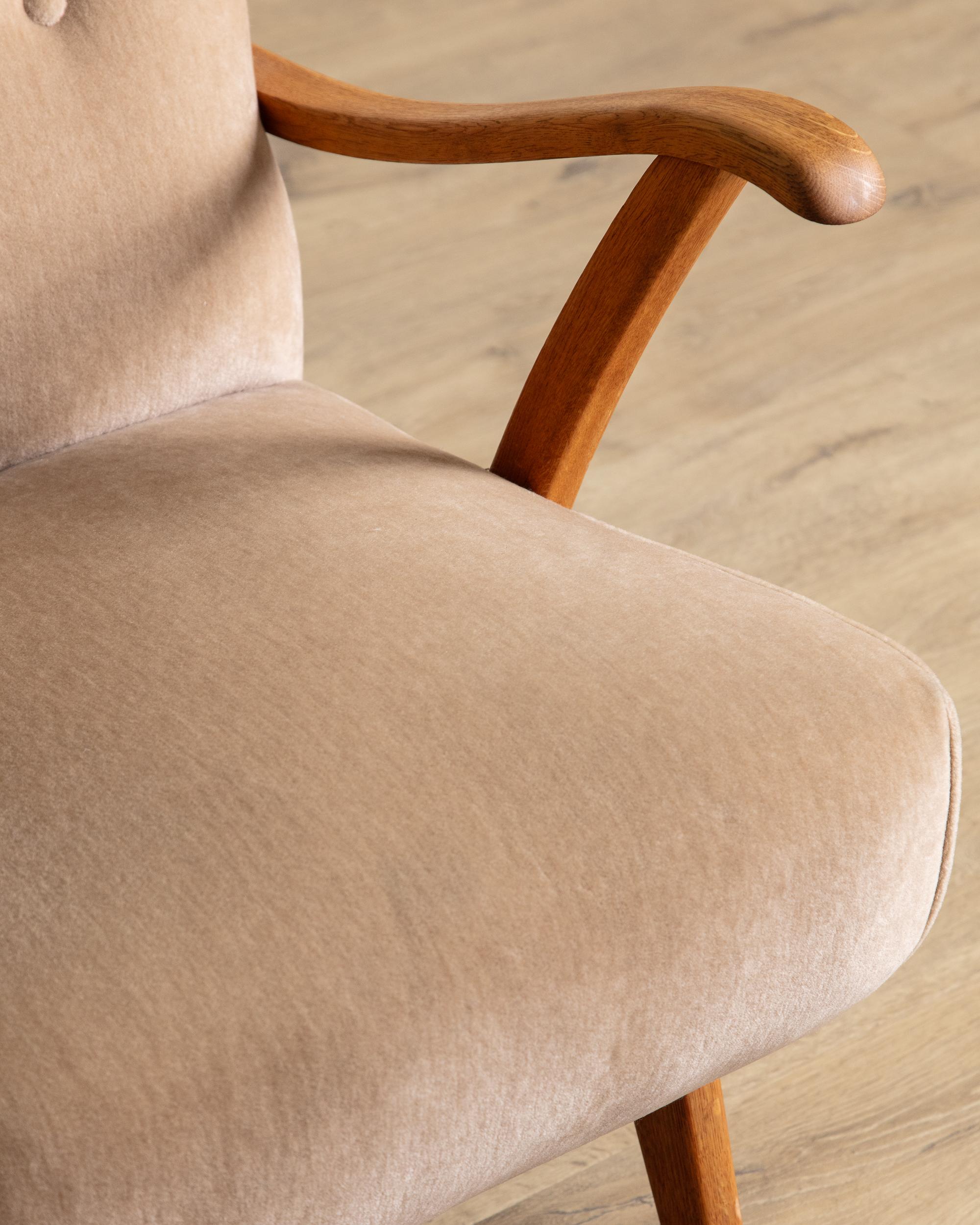 Eiche & Taupe Mohair Lounge Chair, Schweden, 1940er Jahre (Mitte des 20. Jahrhunderts) im Angebot