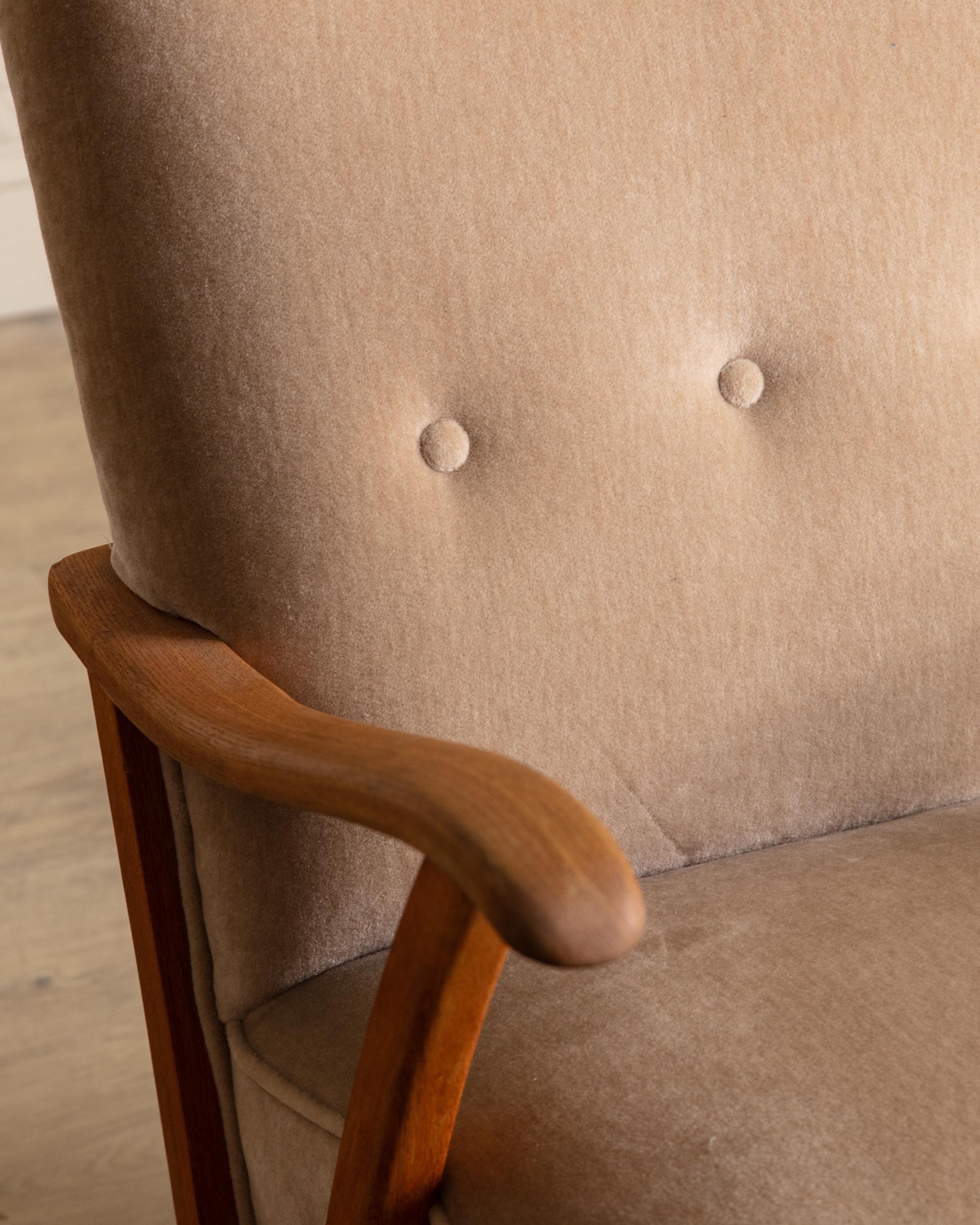Eiche & Taupe Mohair Lounge Chair, Schweden, 1940er Jahre (Mohairwolle) im Angebot