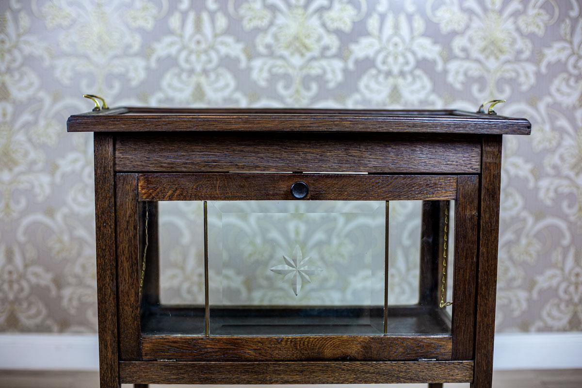 Oak Tea Cabinet from the Early 20th Century In Good Condition In Opole, PL