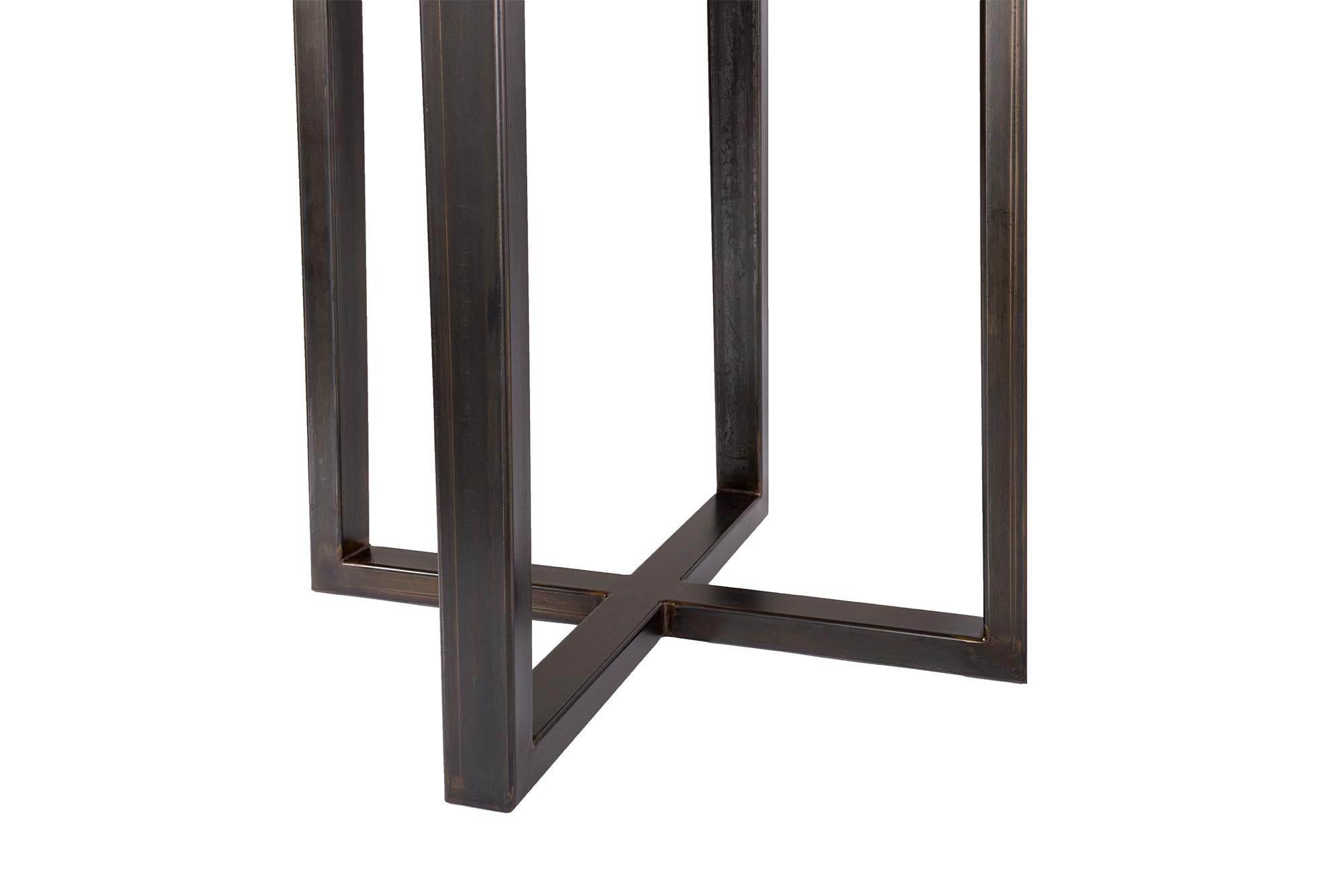 Plateau en Oak Oak/One sur socle en acier Patina Ebony Cross Design Abîmé - En vente à Dallas, TX