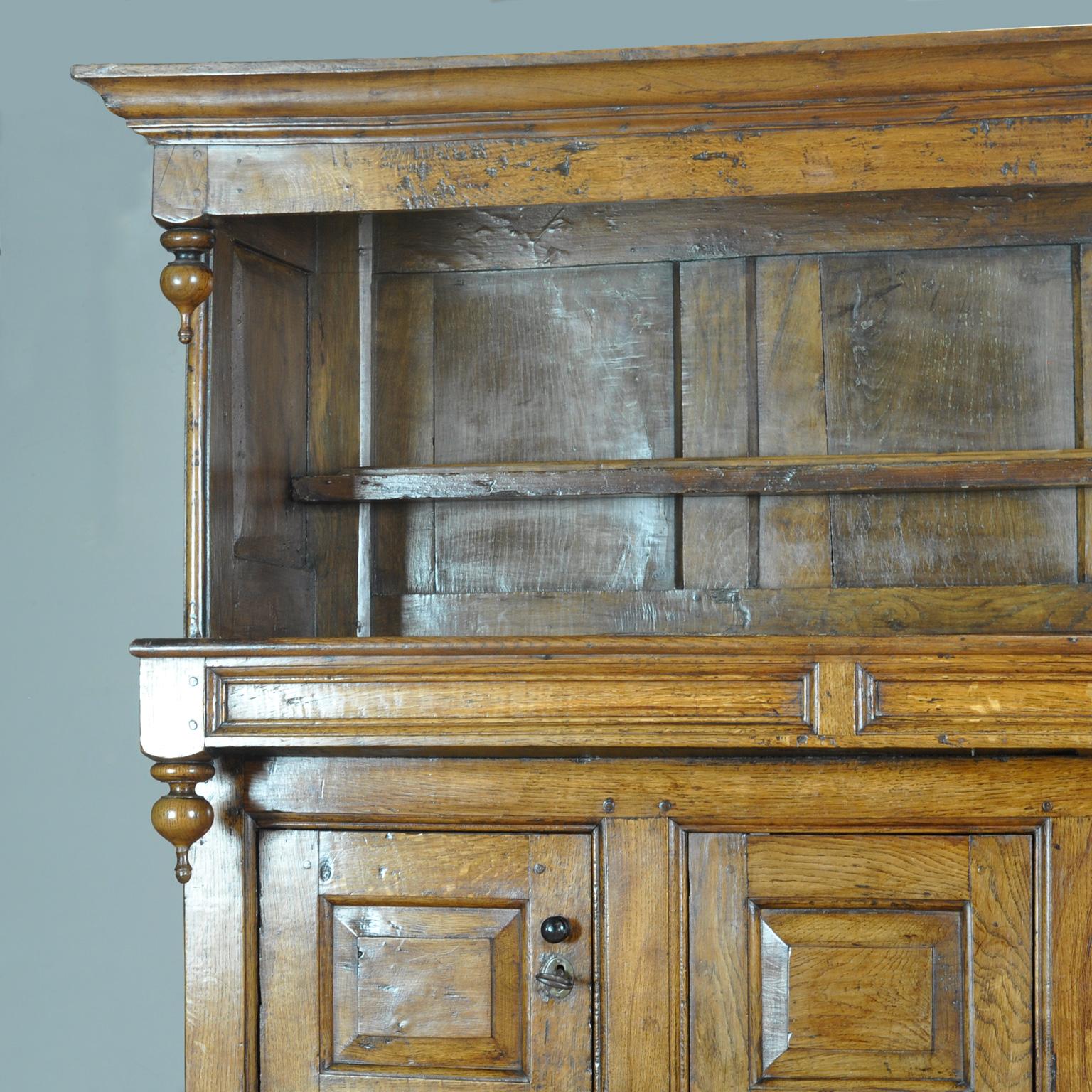 Armadio tridarn di Oak, 1710 circa in vendita 4