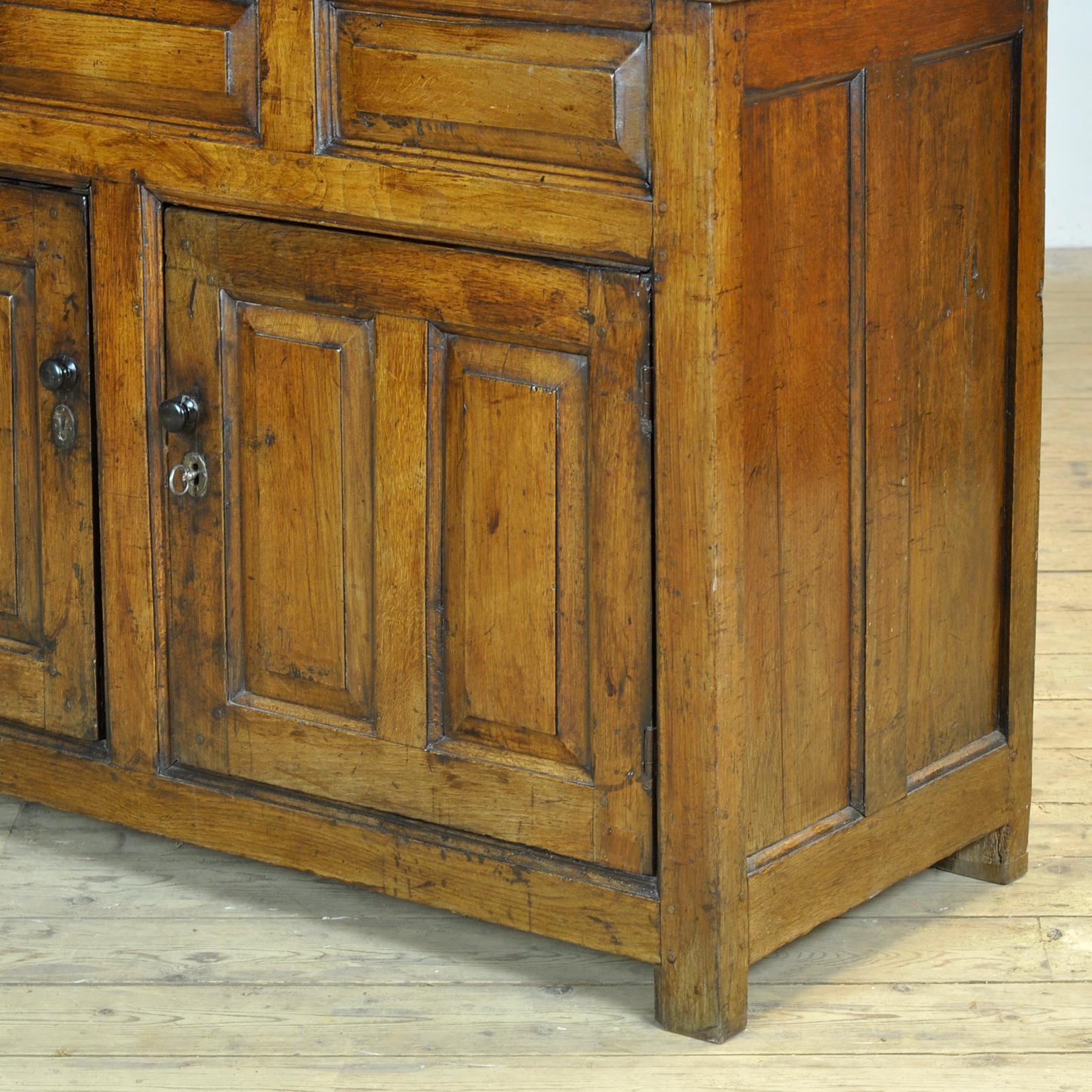 Armadio tridarn di Oak, 1710 circa in vendita 8