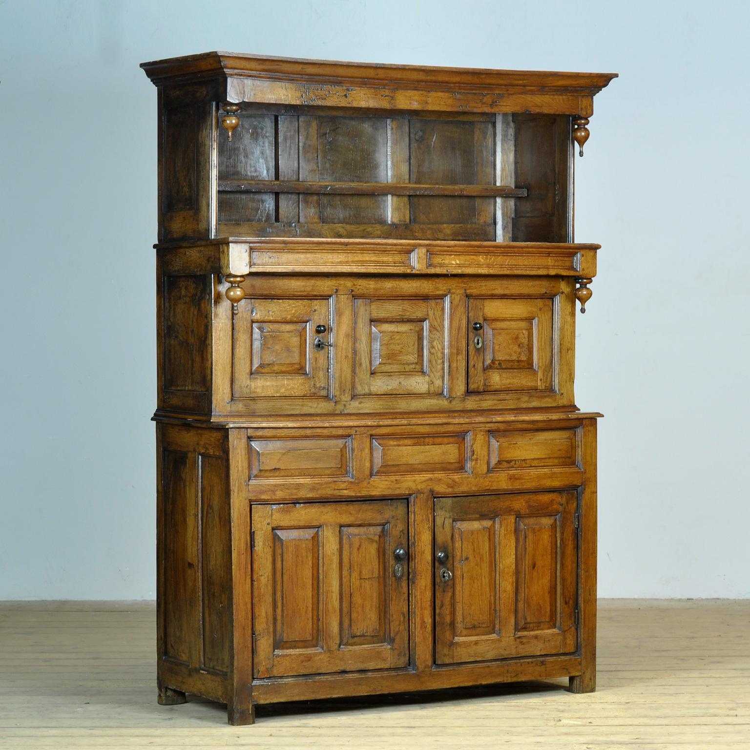 Georgiano Armadio tridarn di Oak, 1710 circa in vendita