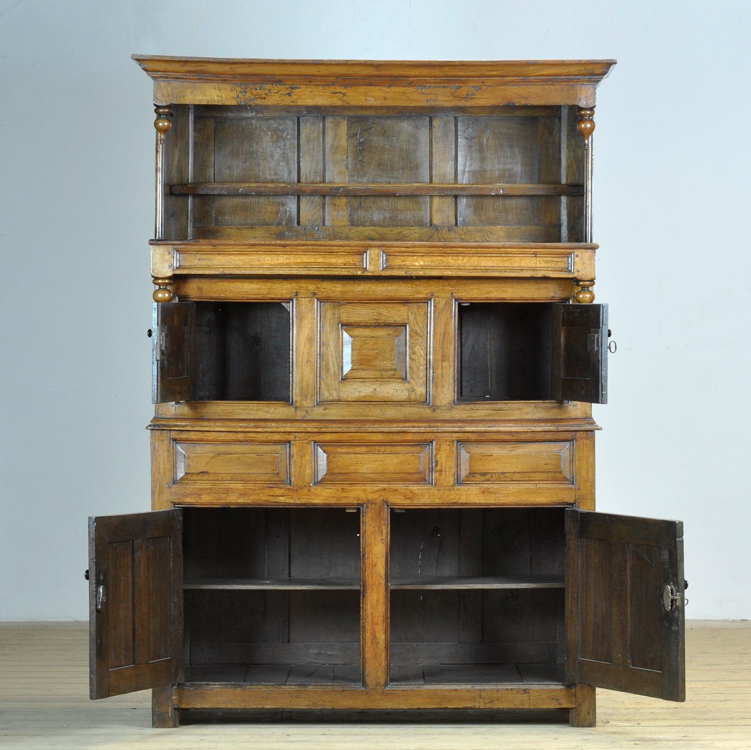 Armadio tridarn di Oak, 1710 circa In condizioni buone in vendita a Amsterdam, Noord Holland