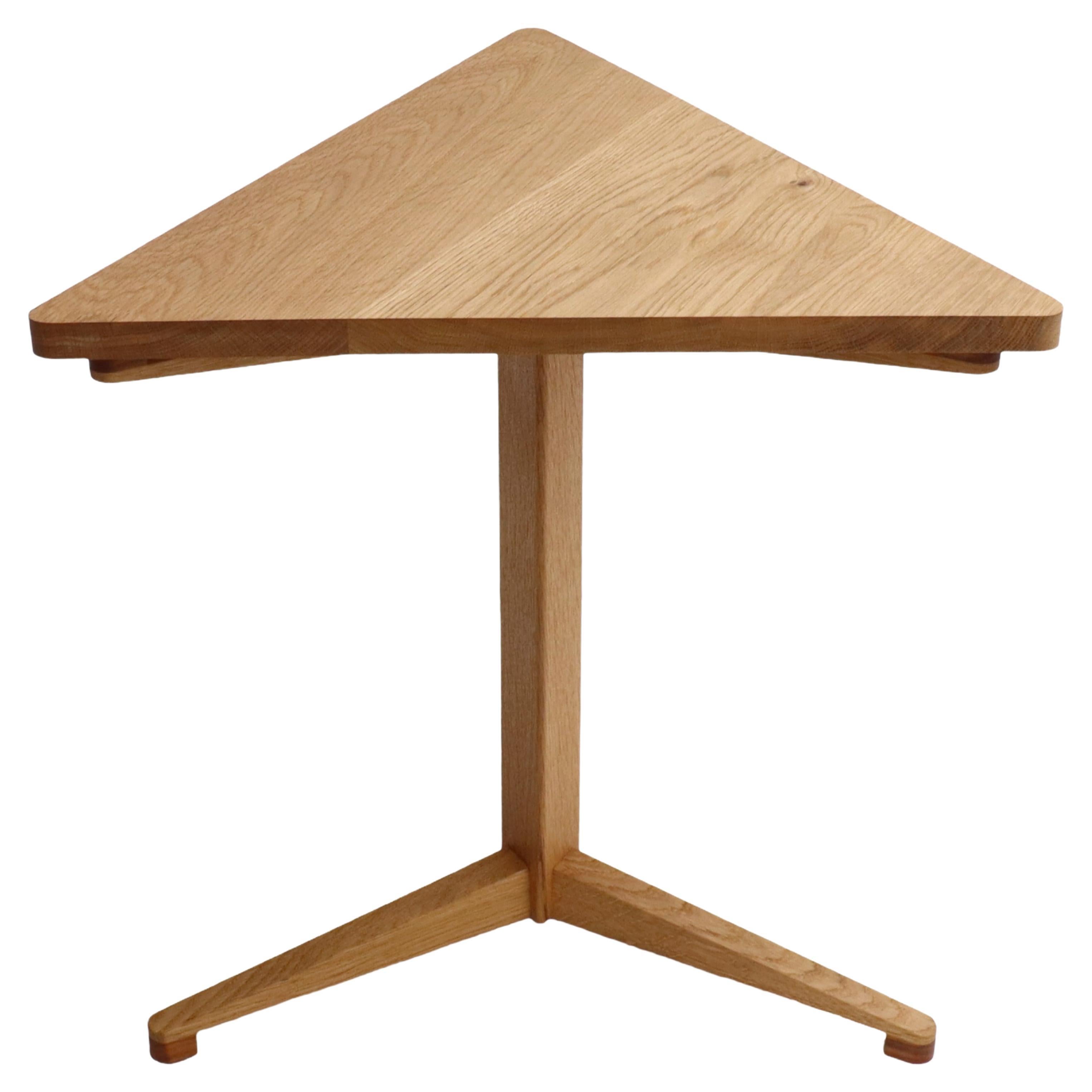 Dieser dreiflügelige Beistelltisch aus Eiche wurde mit größter Sorgfalt und Liebe zum Detail gefertigt. Inspiriert von modernem, minimalistischem Design, verleihen die klaren, sauberen Linien und die Symmetrie Ihrem Wohnraum Ausgewogenheit und