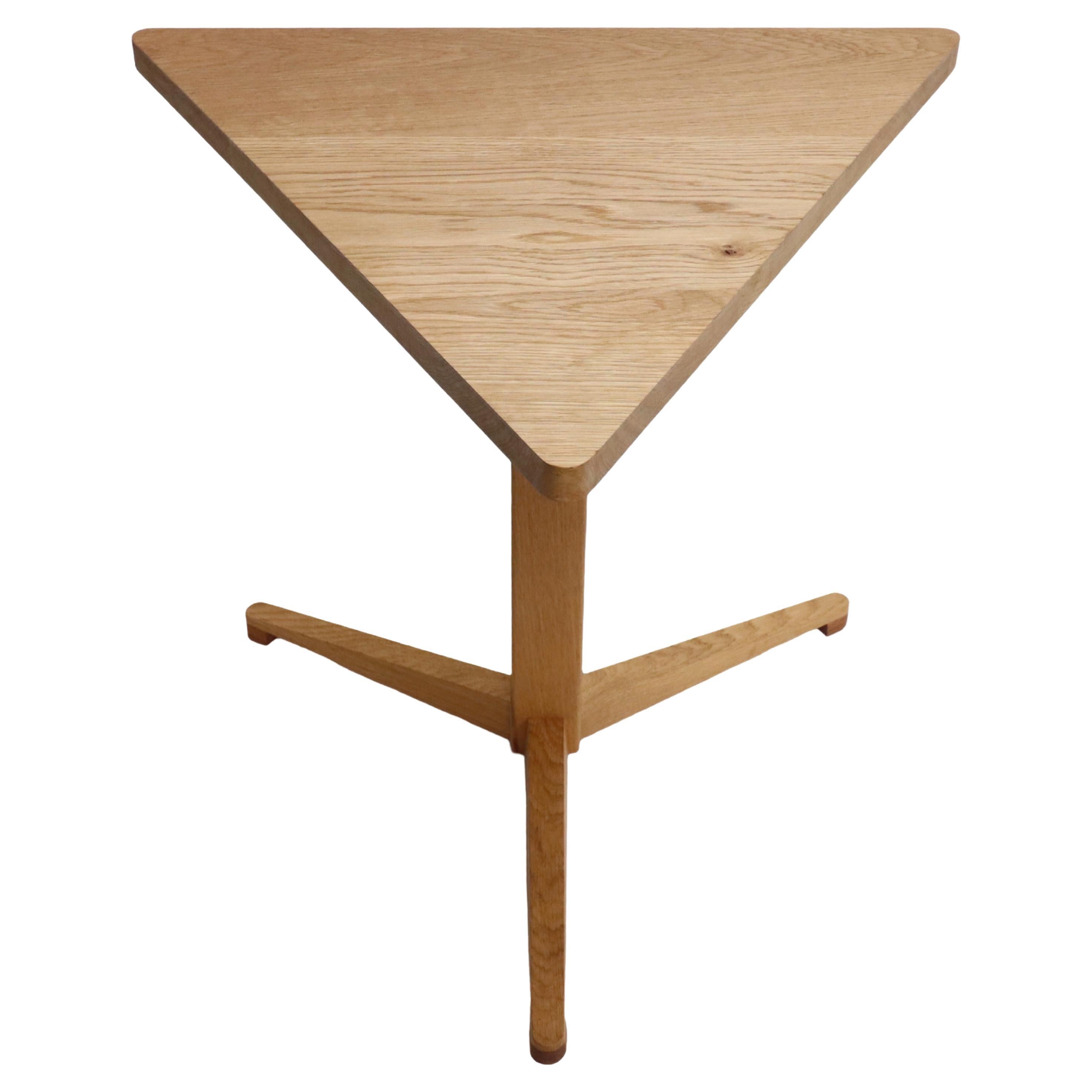 OAK Triform Pedestal Beistelltisch (Moderne) im Angebot