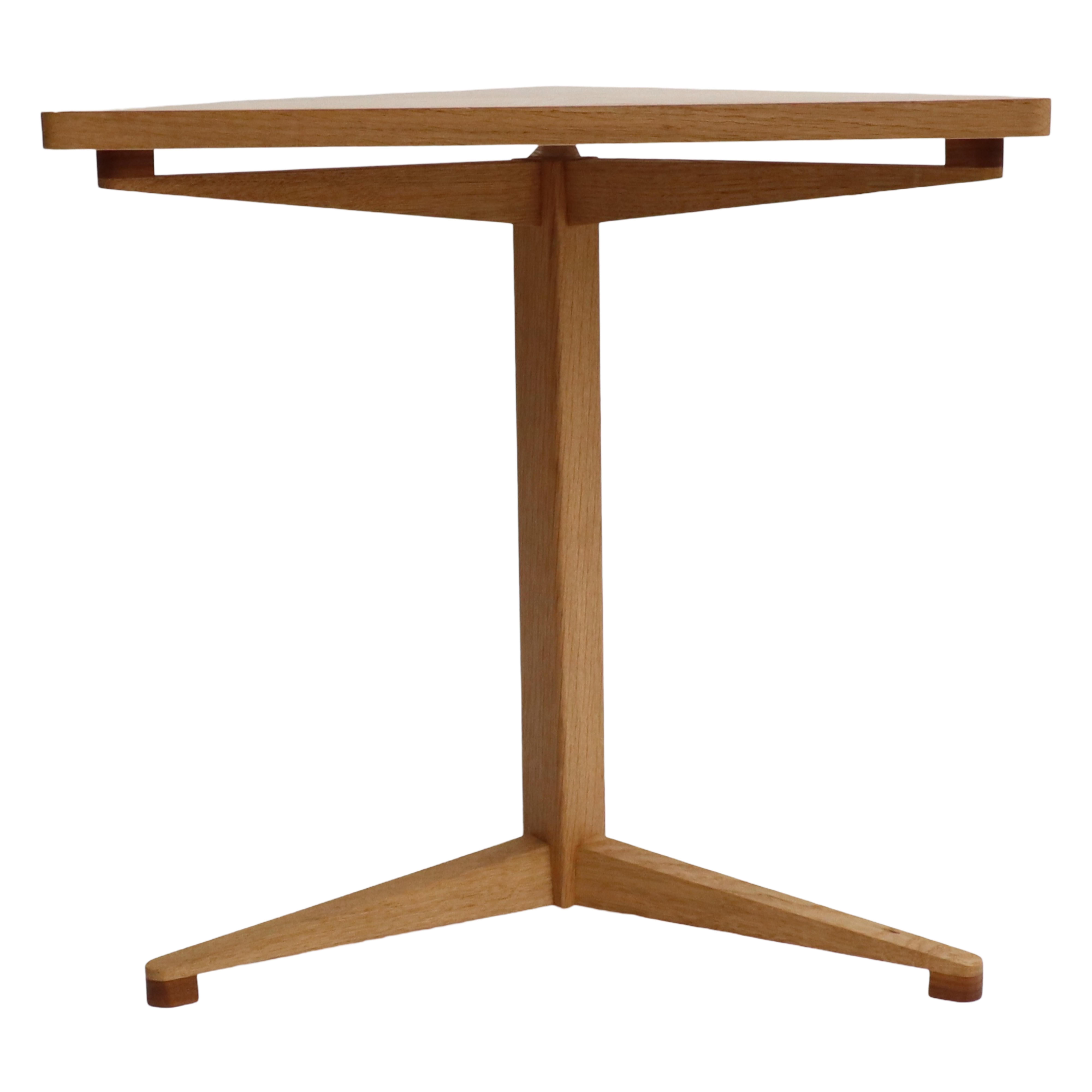 OAK Triform Pedestal Beistelltisch (Britisch) im Angebot