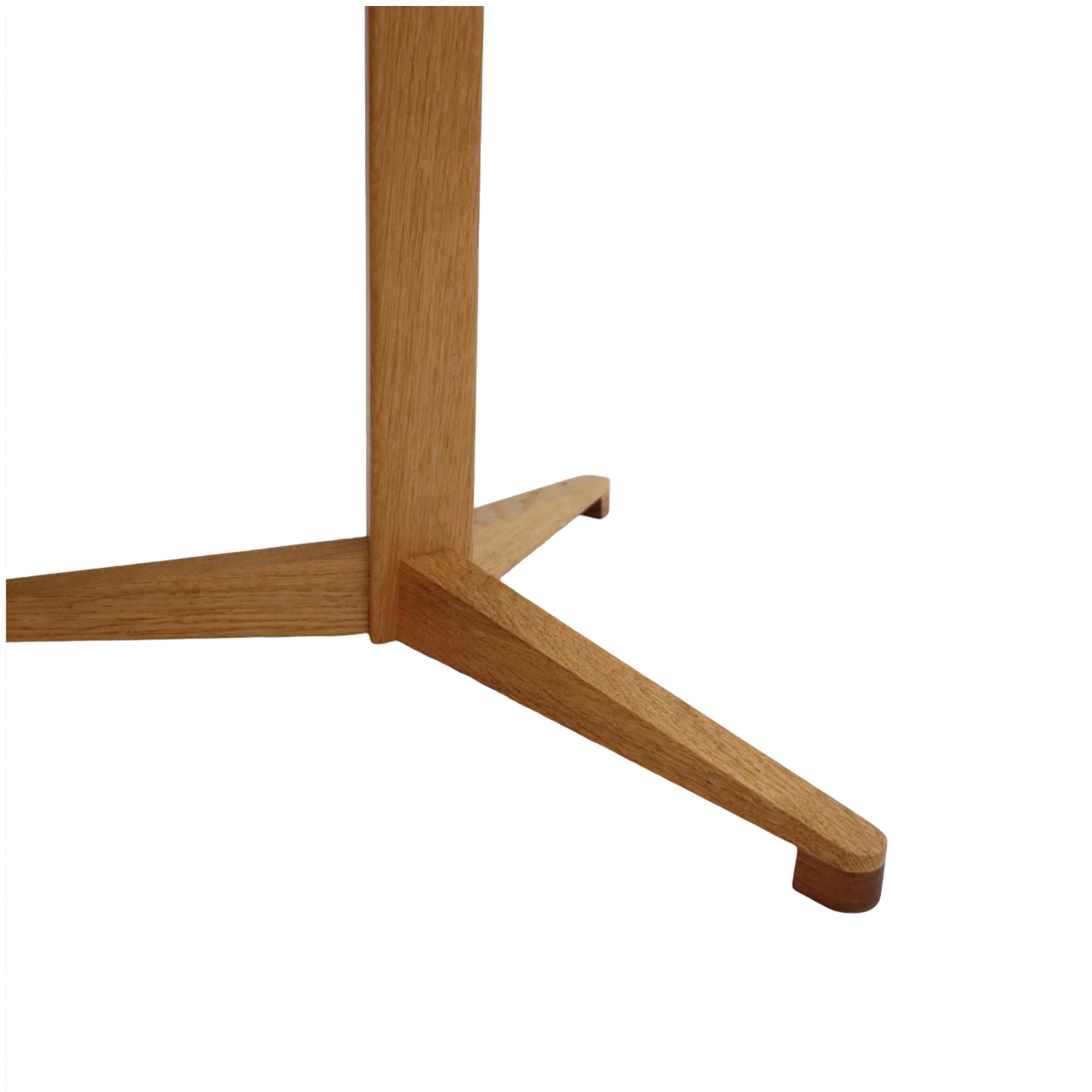 OAK Triform Pedestal Beistelltisch (Geölt) im Angebot