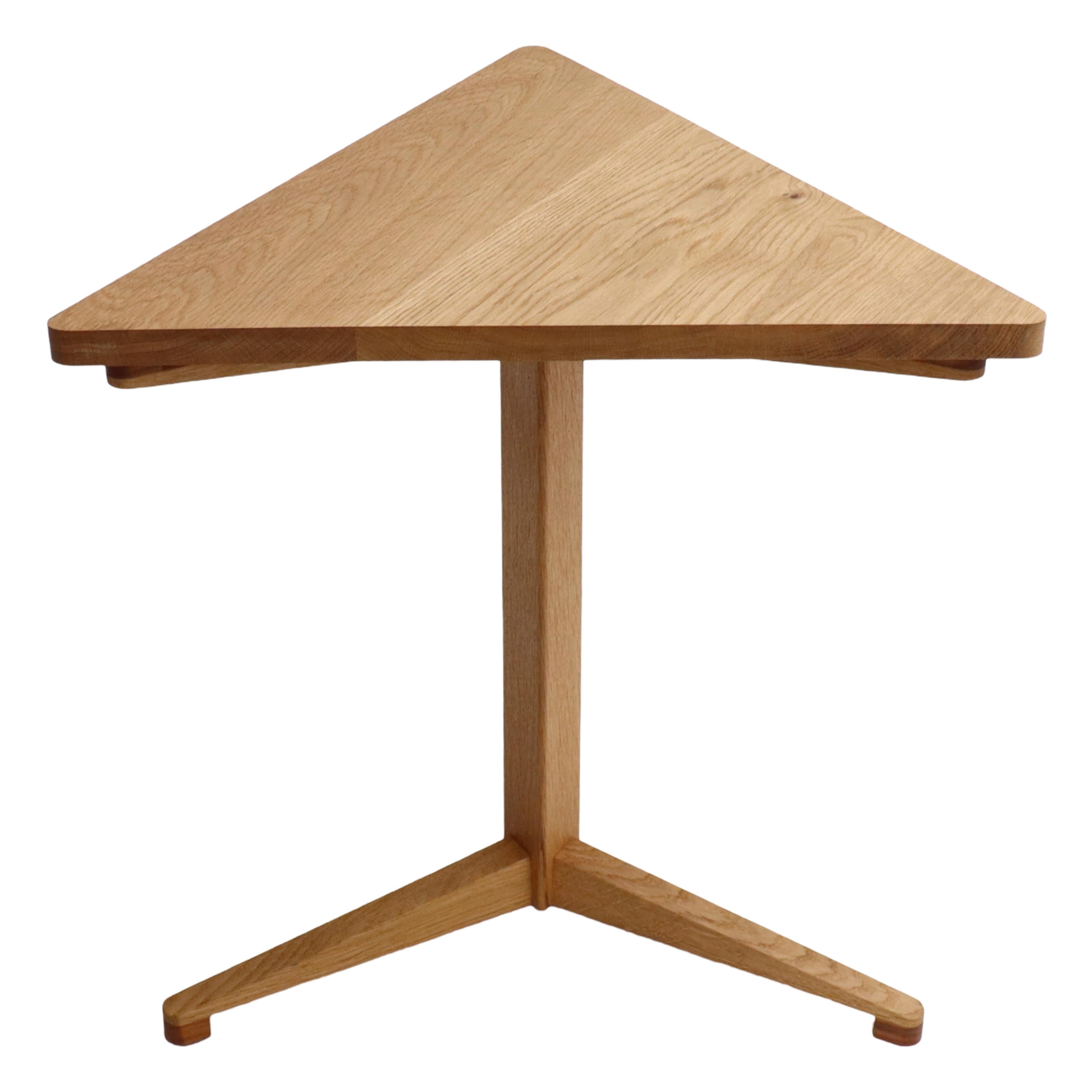 OAK Triform Pedestal Beistelltisch (21. Jahrhundert und zeitgenössisch) im Angebot