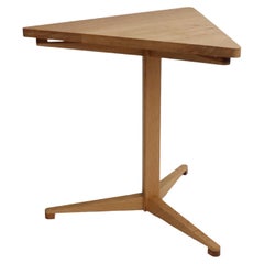 Mesa auxiliar con pedestal Triform de roble