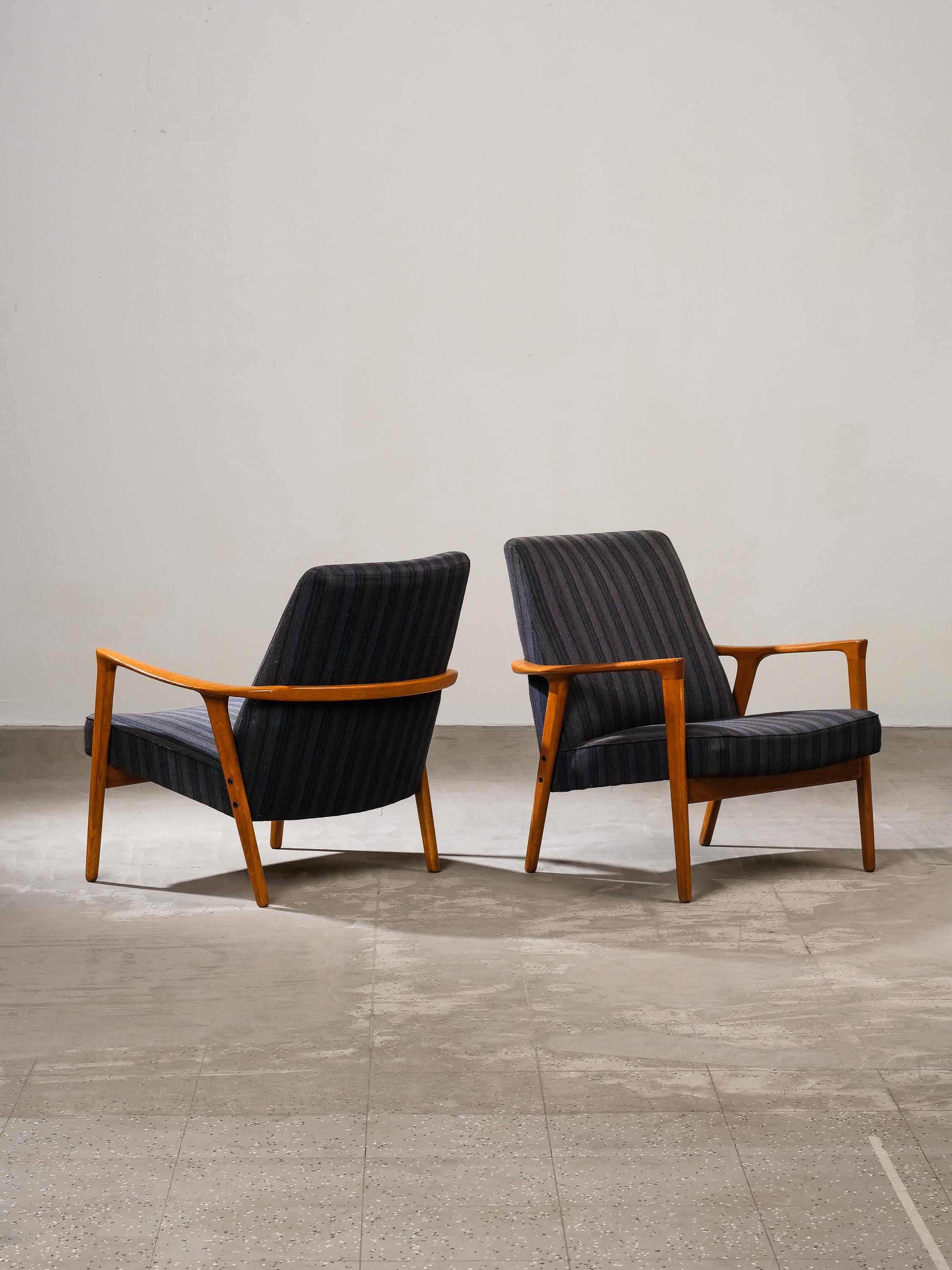 Una coppia assolutamente straordinaria di poltrone svedesi vintage in rovere di Inge Andersson per Bröderna Anderssons, risalenti agli anni '60.

Hanno un design molto elegante e sono estremamente comode. La qualità è incredibile, le cornici in